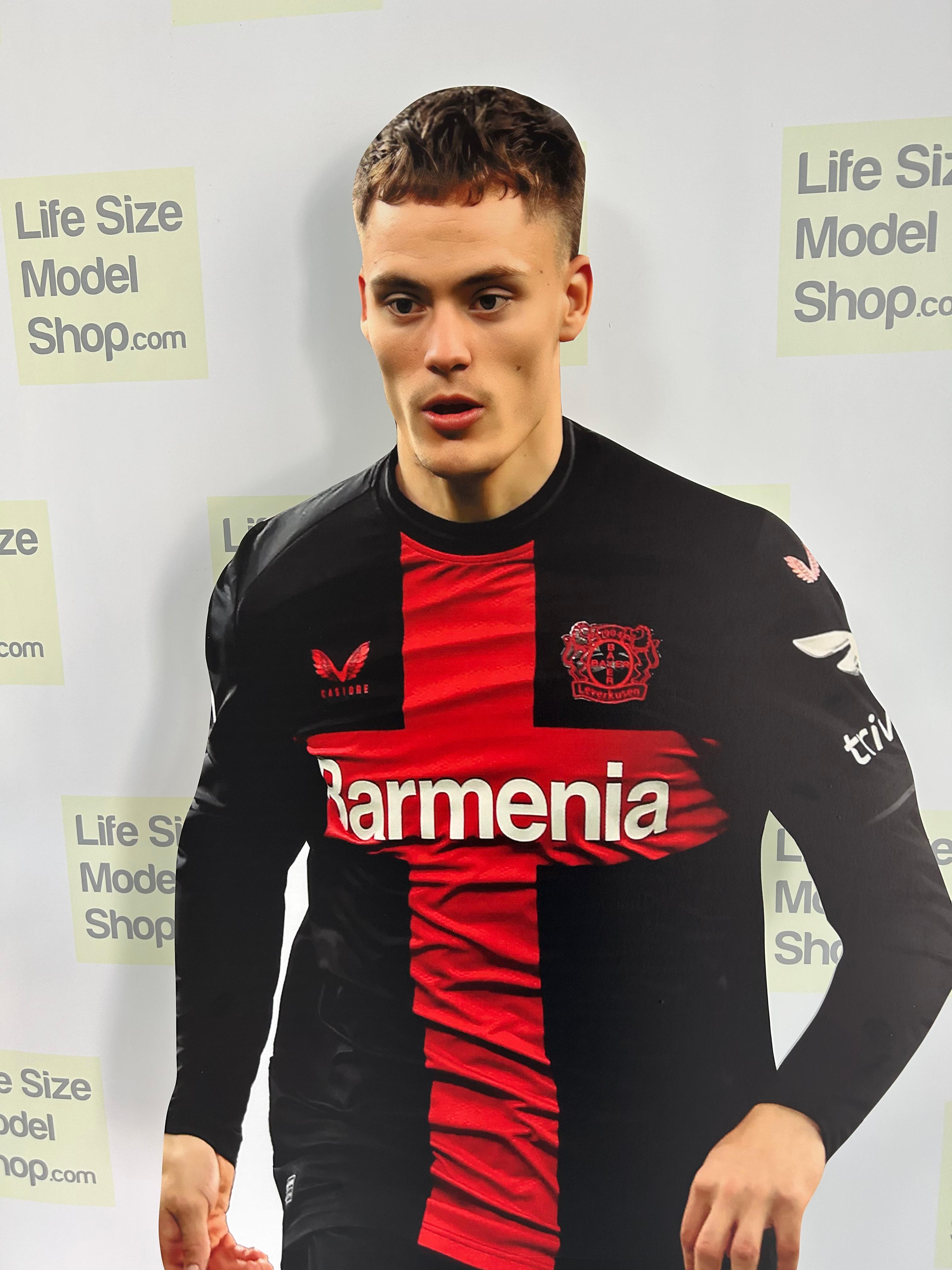 Modello di sagoma di cartone di Florian Wirtz a grandezza naturale, raffigurante un giocatore di football americano in piedi in plastica  · Cavalletto di supporto: compatto e salvaspazio. · Materiale: realizzato in plastica resistente e flessibile, con un'