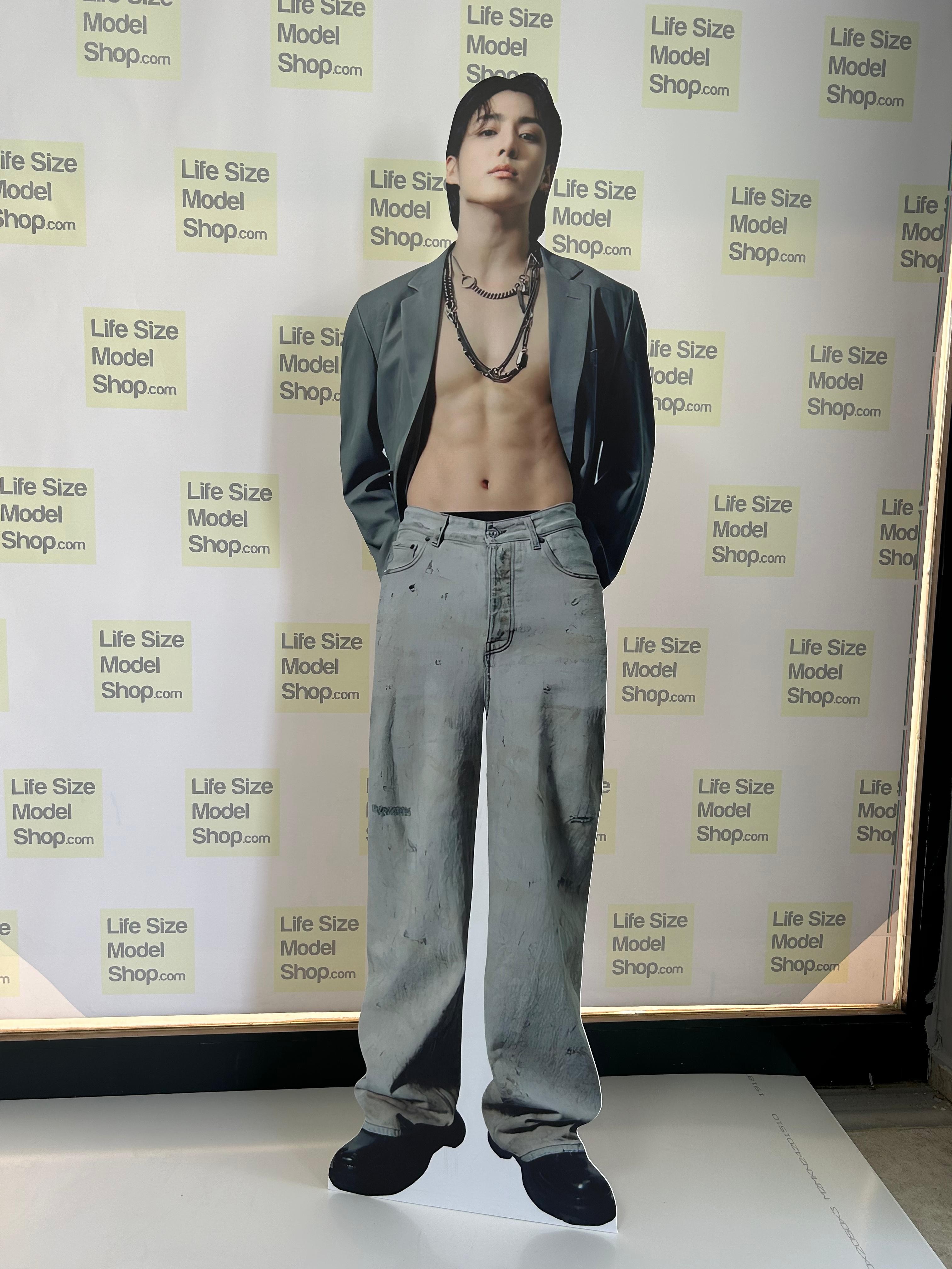 Jungkook Pappaufsteller Modell Muskelpose BTS Jungkook Lebensgroßer Aufsteller