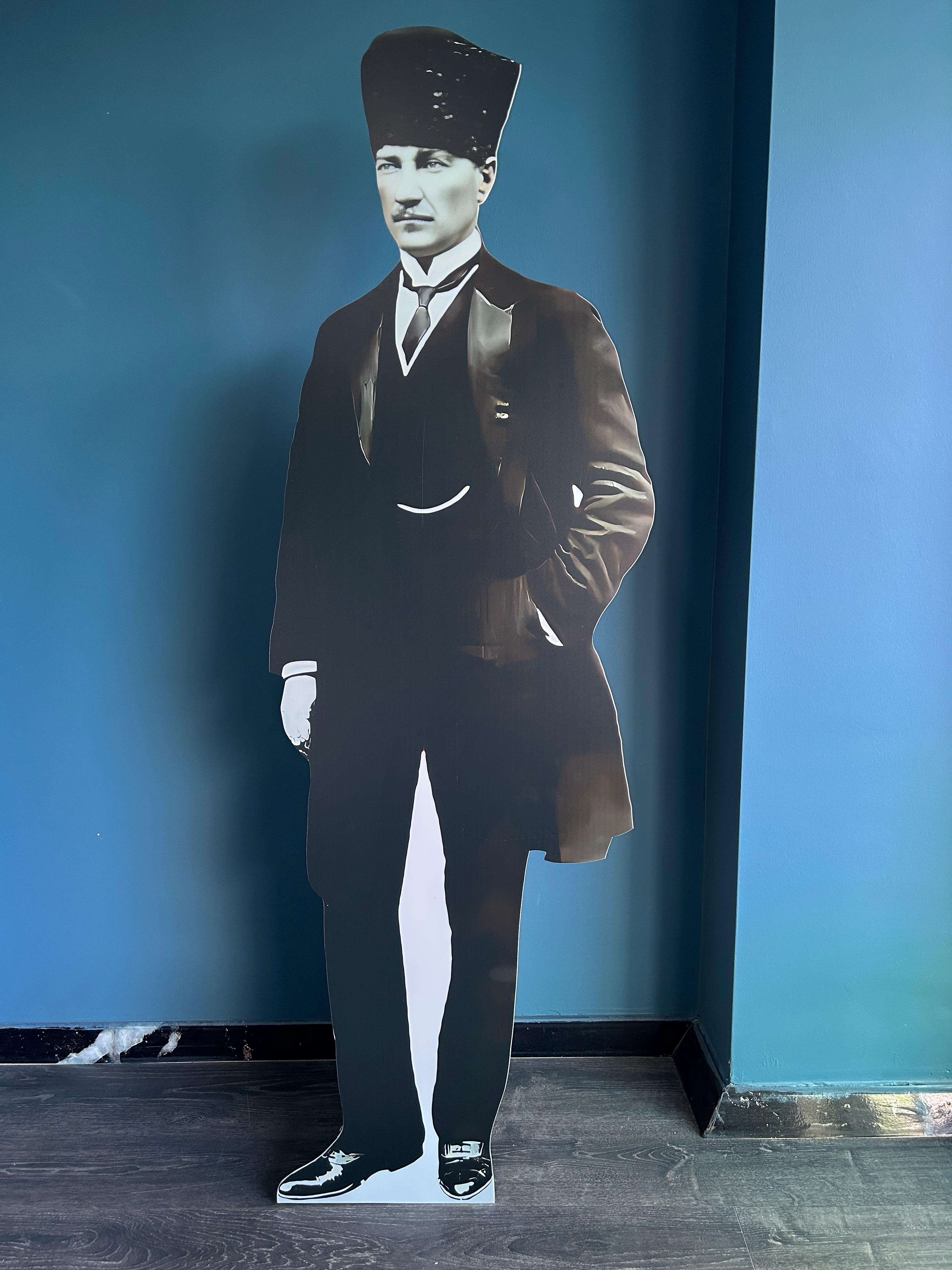 Kalpaklı Atatürk Maketi Ayaklı Tam Boy Mustafa Kemal Atatürk Maketi Siyah Eli Cebinde Kalpaklı Model