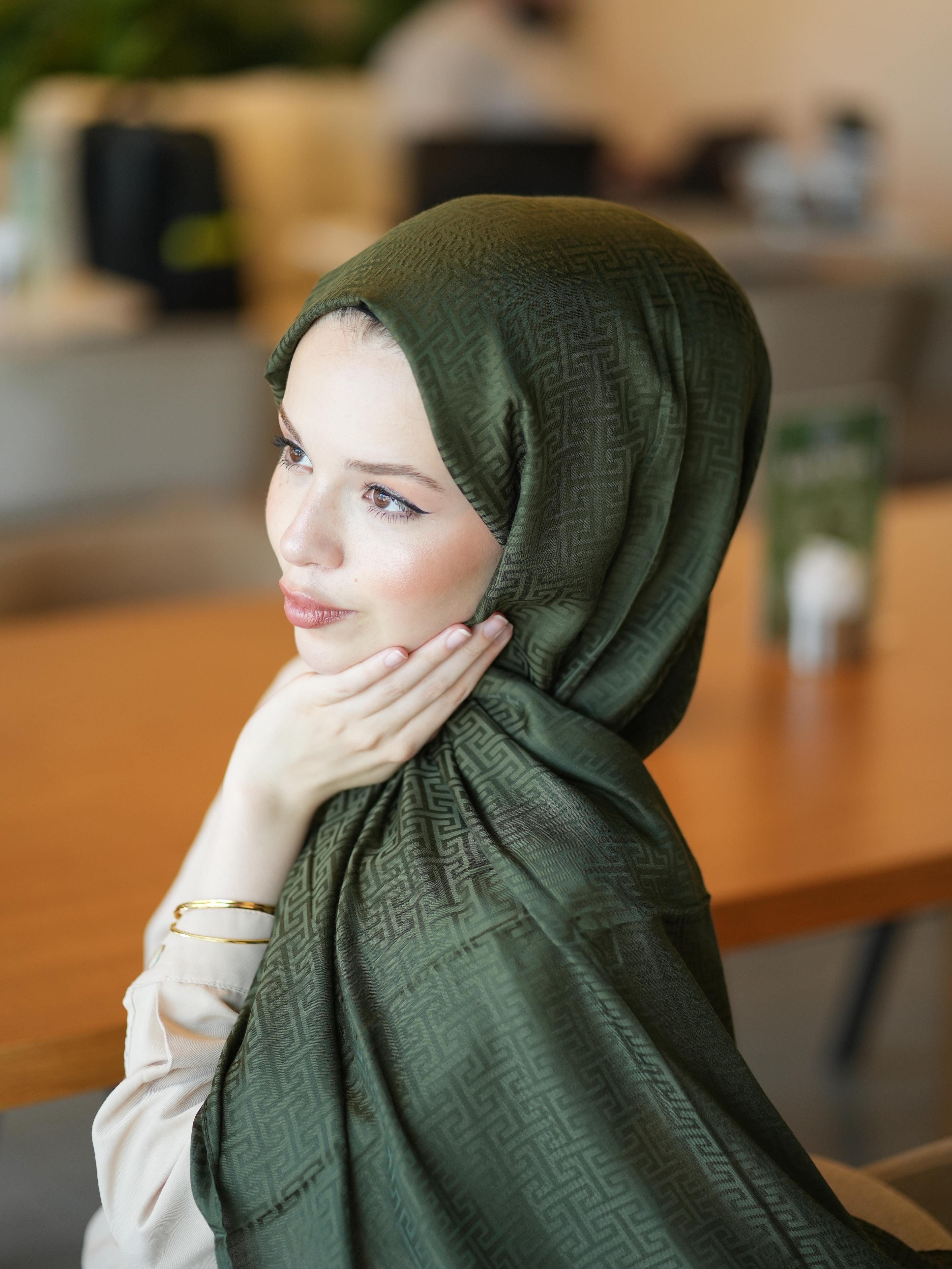 İPEKSİ JAKAR SERİSİ LABİRENT DESEN ŞAL - HAKİ YEŞİL image