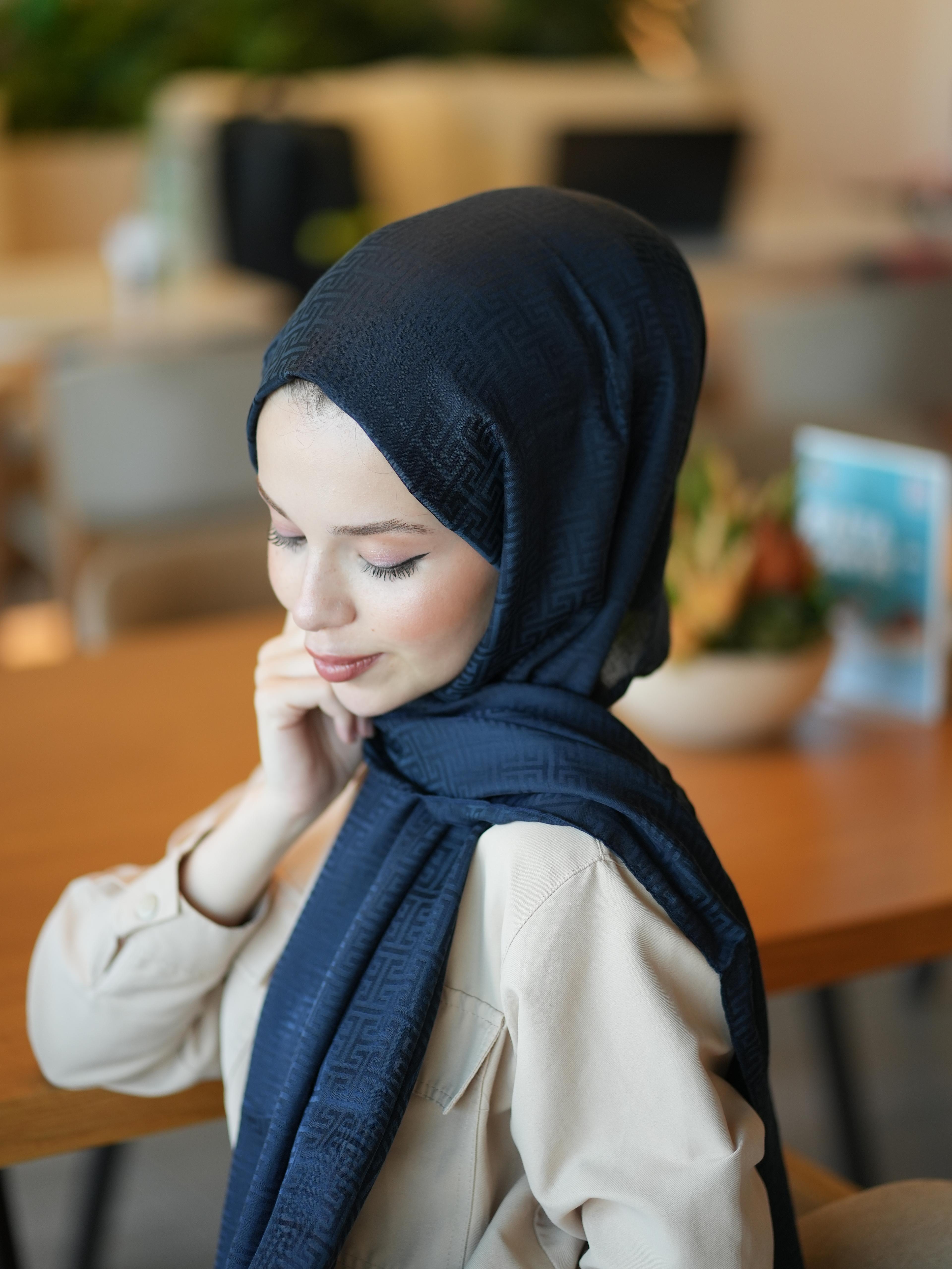 İPEKSİ JAKAR SERİSİ LABİRENT DESEN ŞAL - KOYU LACİVERT image