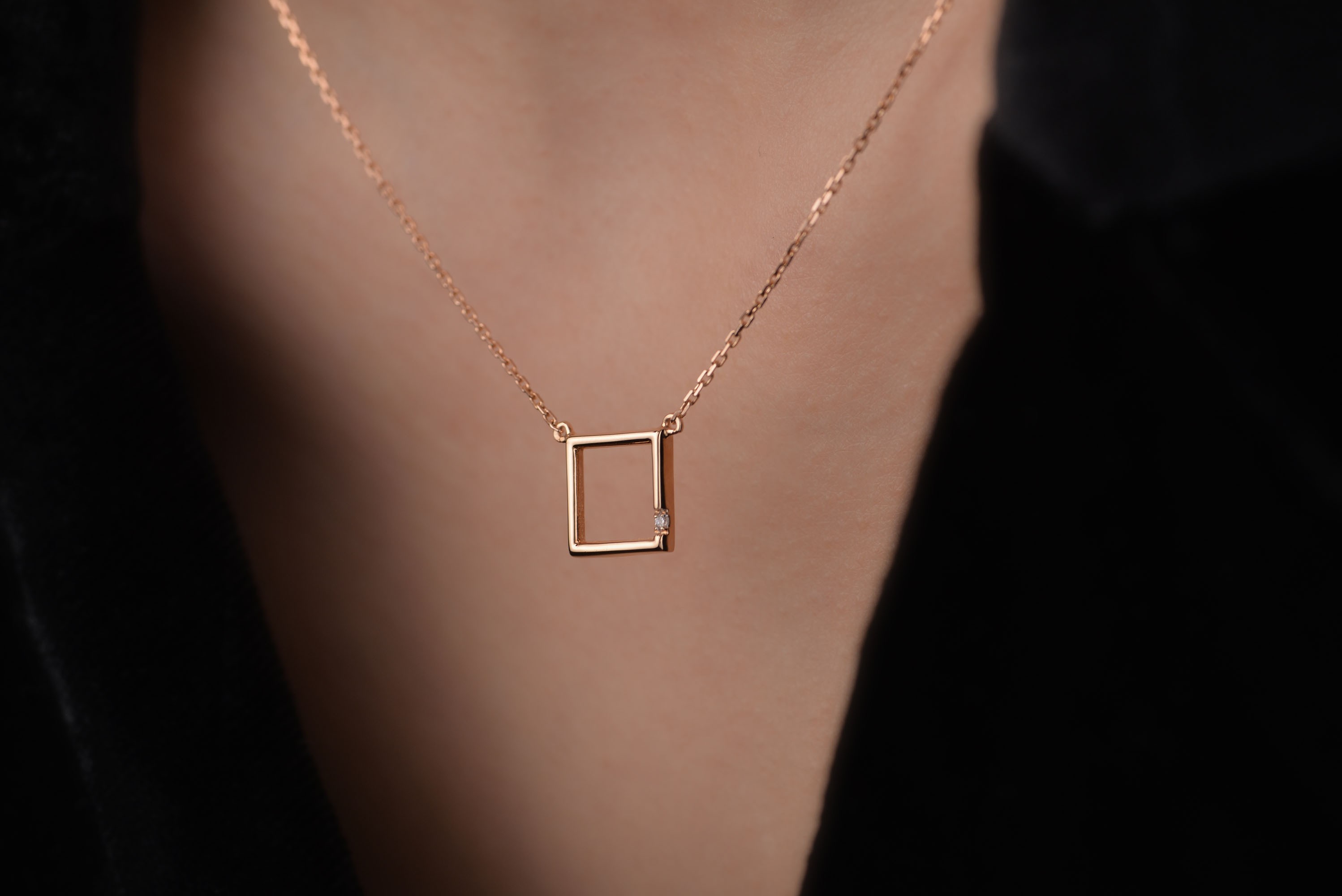 Minimal Kare Rose Kolye