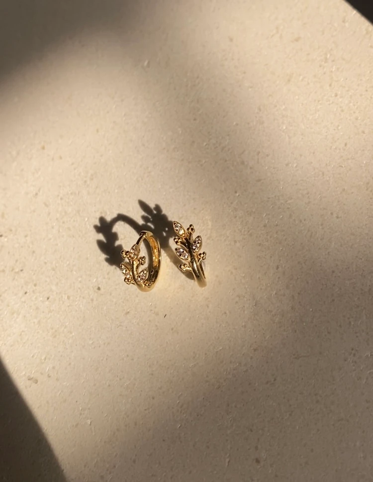 14 Ayar Altın Taşlı Yaprak Model Halka Küpe