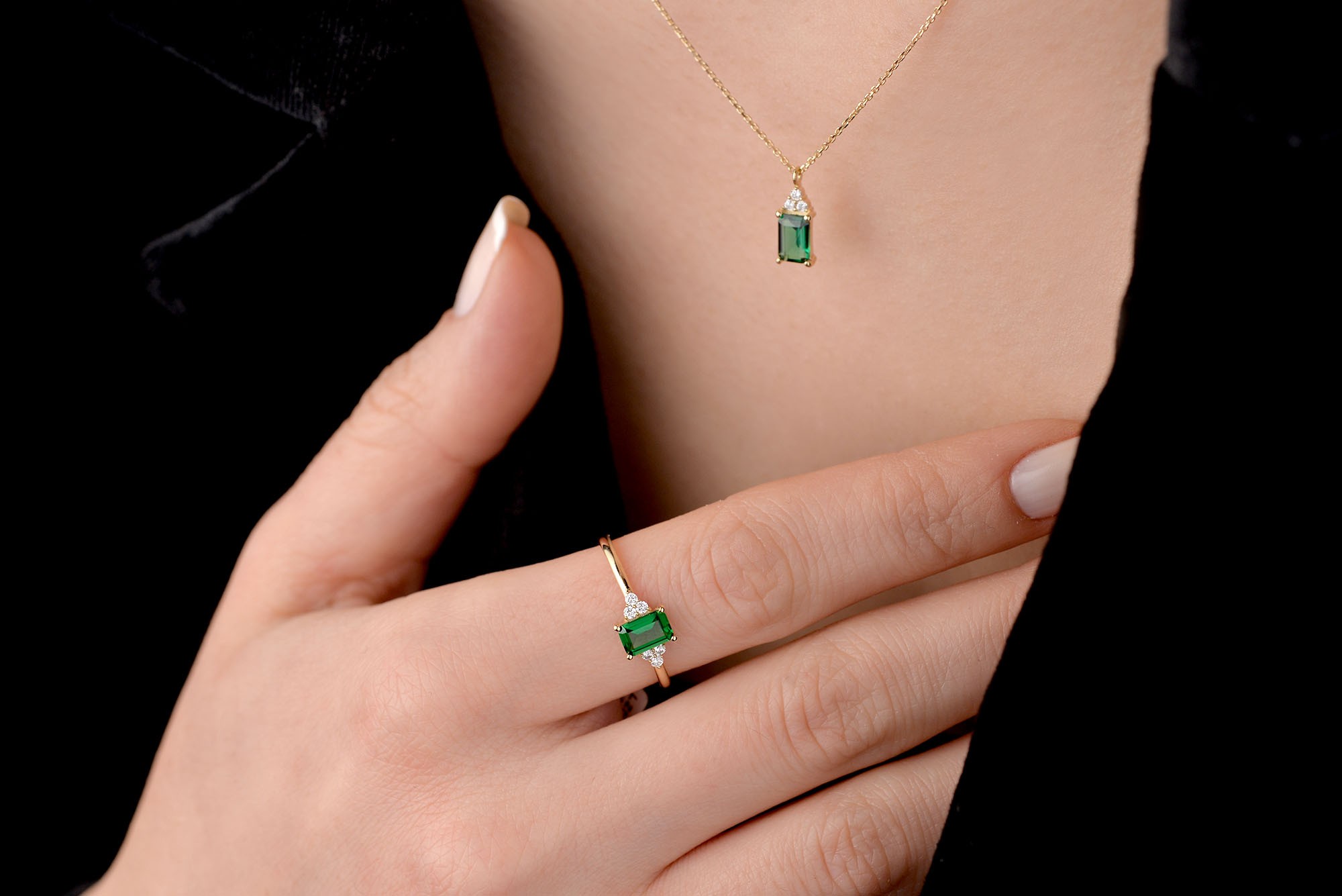 Emerald Cut Kadın Yeşil Taşlı Zarif Kolye