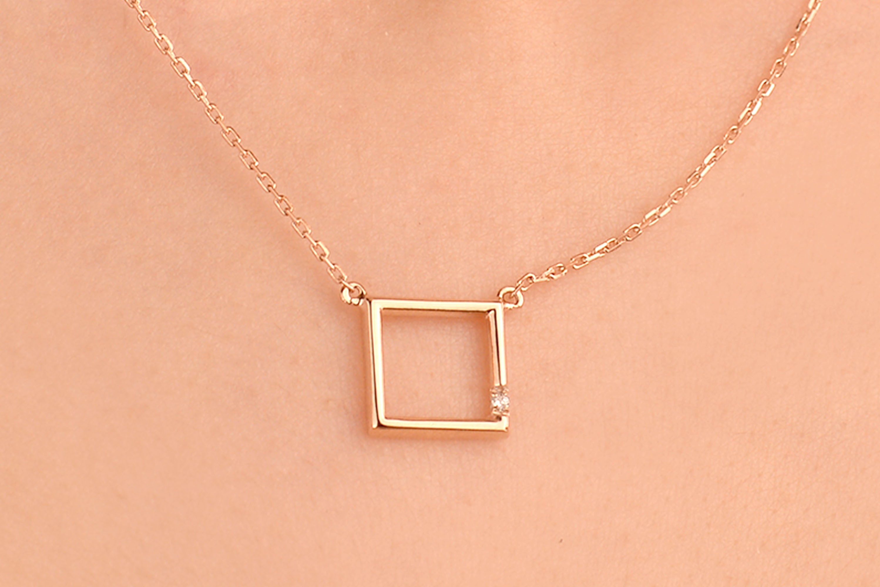 Minimal Kare Rose Kolye