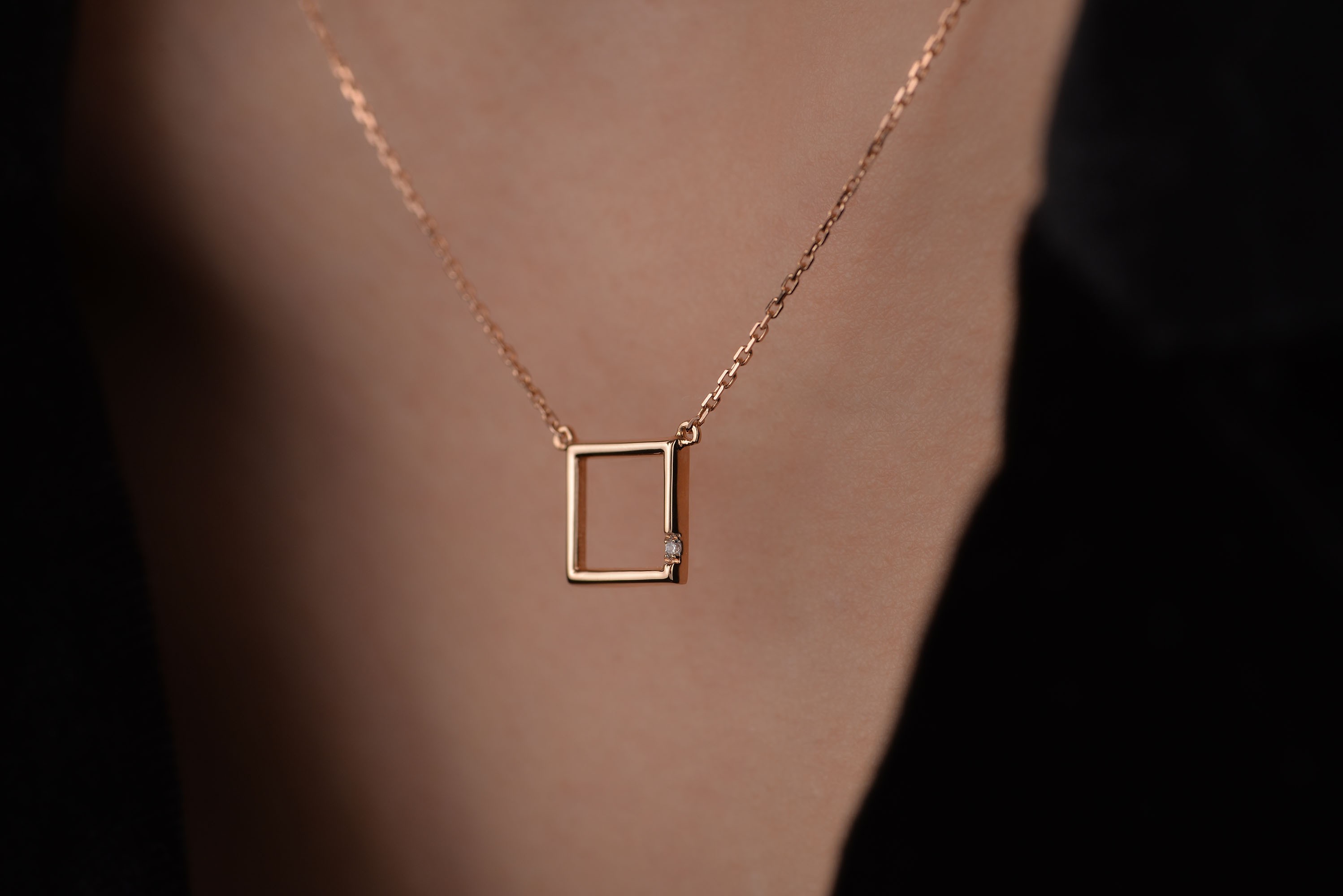 Minimal Kare Rose Kolye