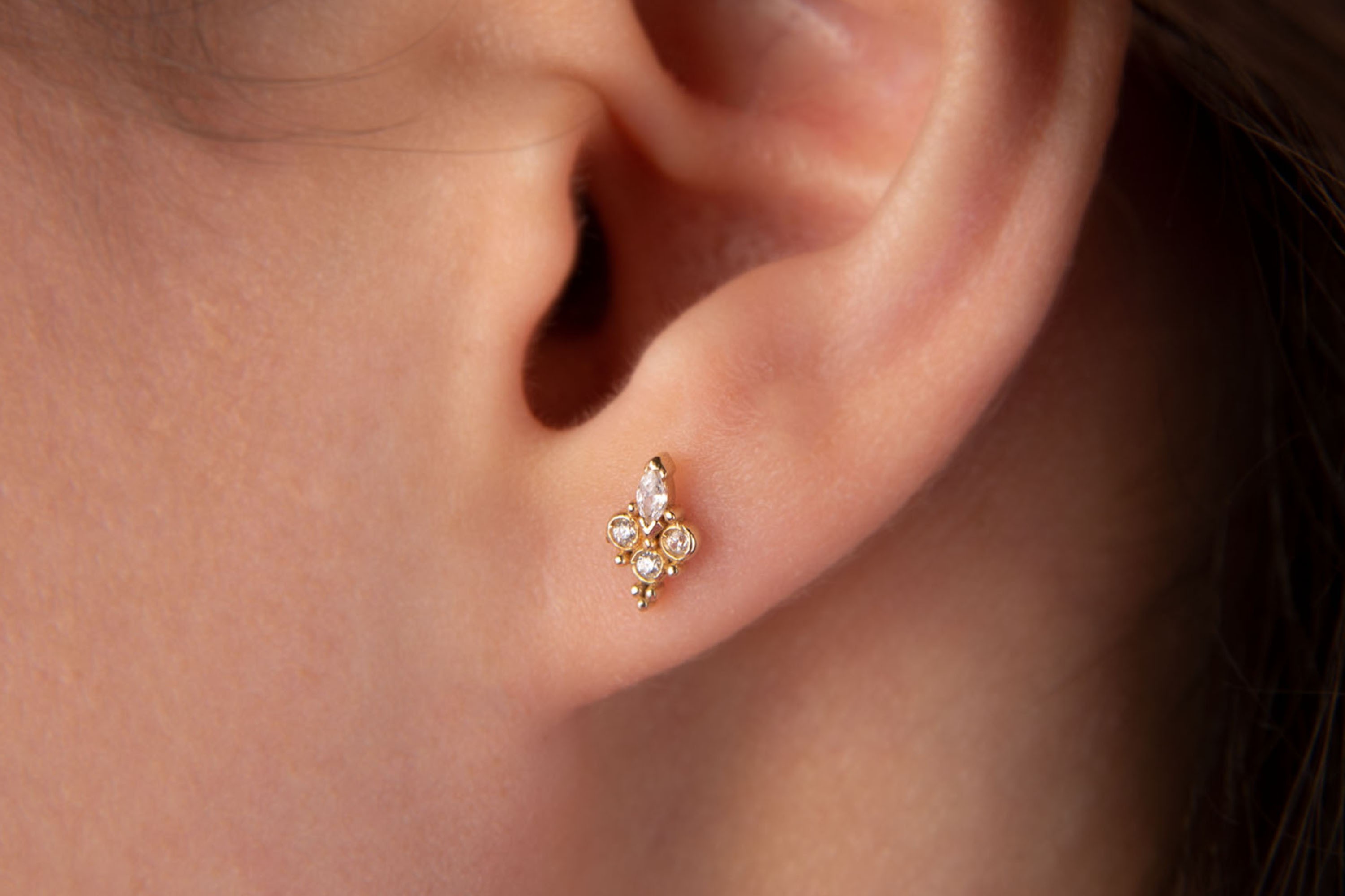 Üç Taş ve Markiz Tragus Piercing