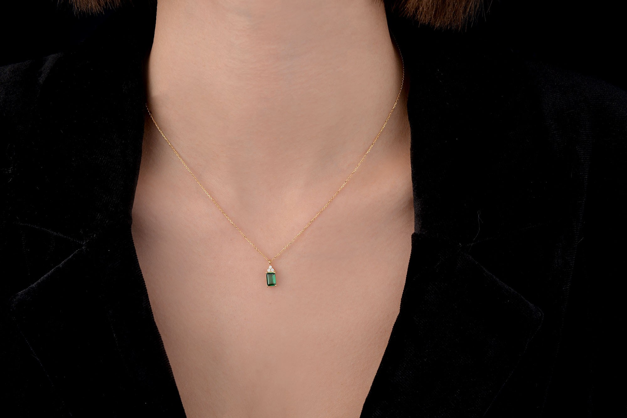 Emerald Cut Kadın Yeşil Taşlı Zarif Kolye