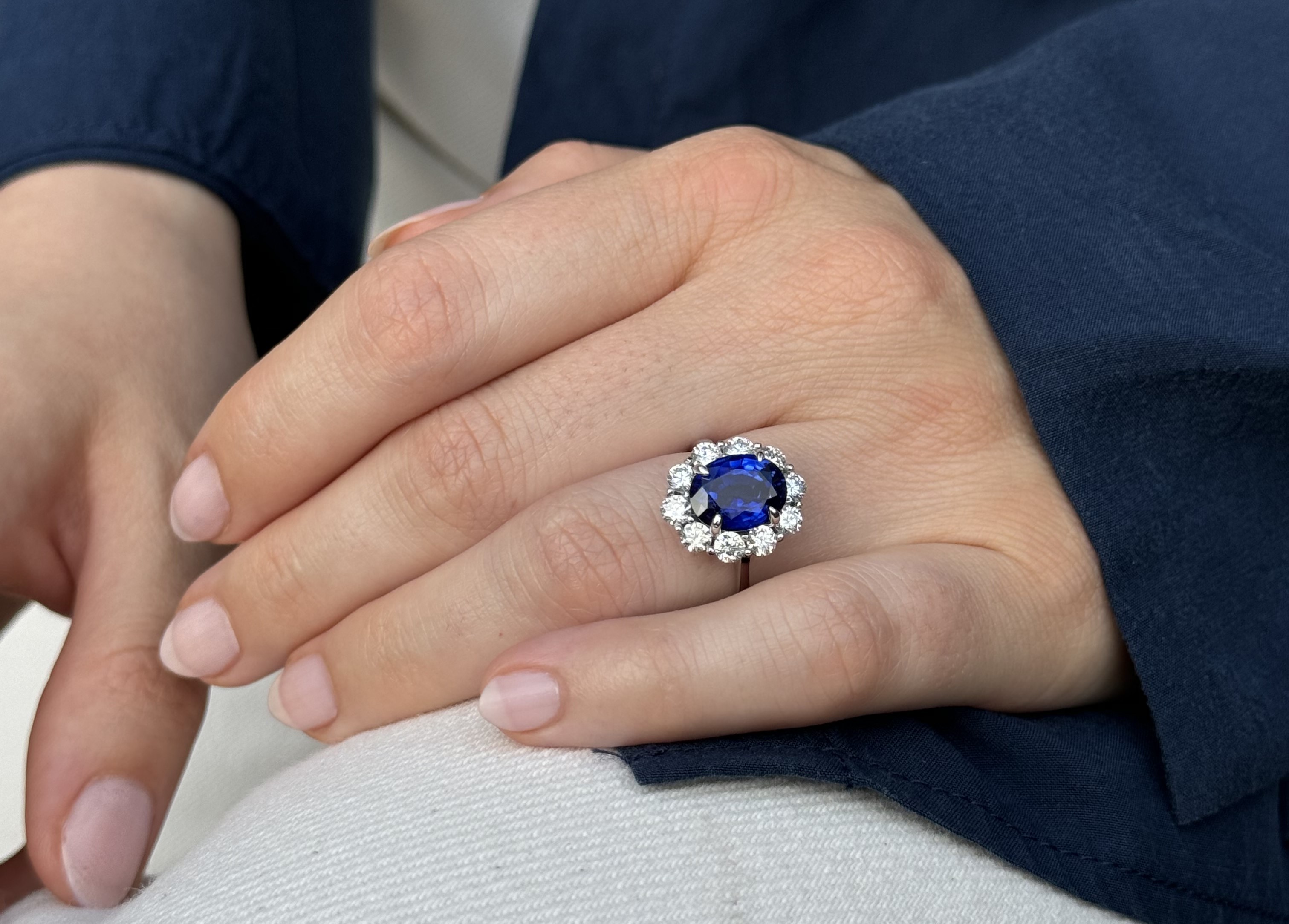 14 Ayar Beyaz Altın Oval Kesim Gerçek Safir ve Yuvarlak Kesim Pırlanta Evlilik Yüzüğü