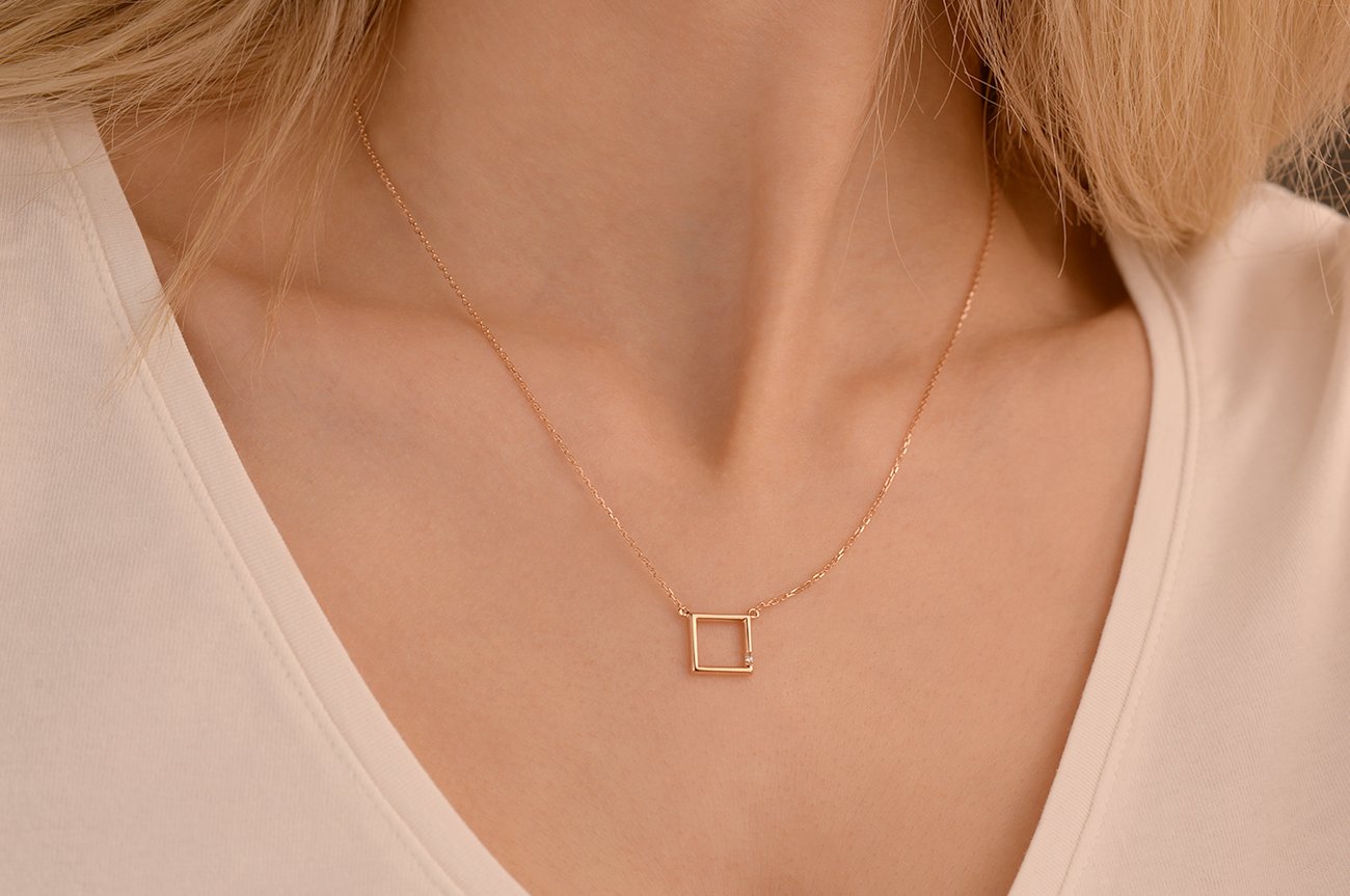 Minimal Kare Rose Kolye