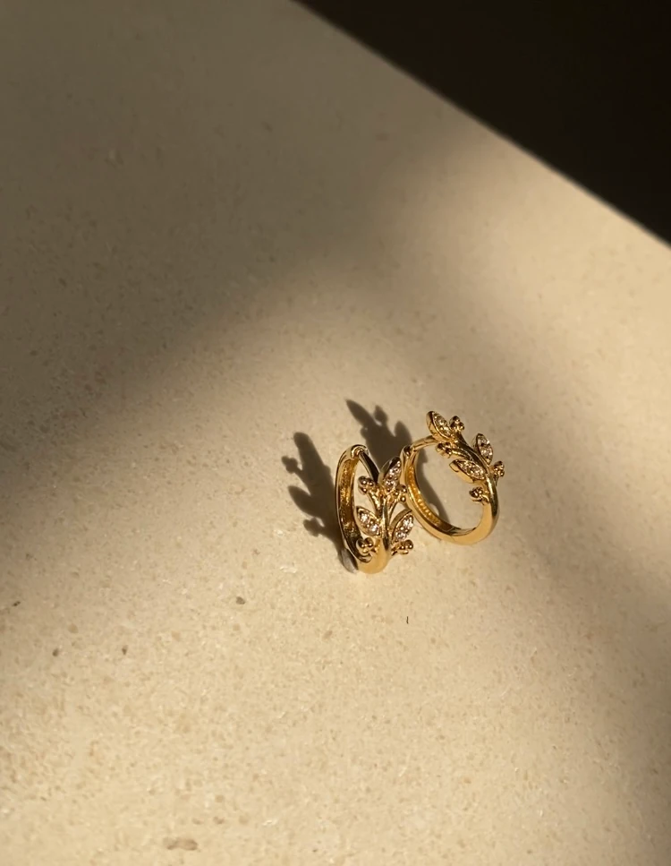 14 Ayar Altın Taşlı Yaprak Model Halka Küpe