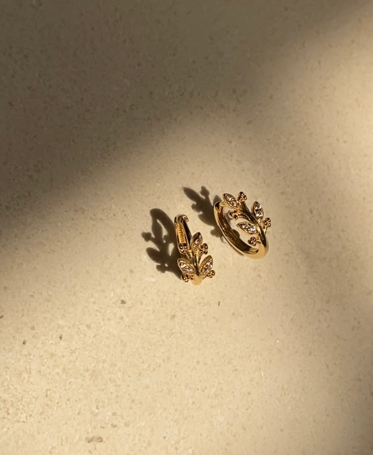 14 Ayar Altın Taşlı Yaprak Model Halka Küpe