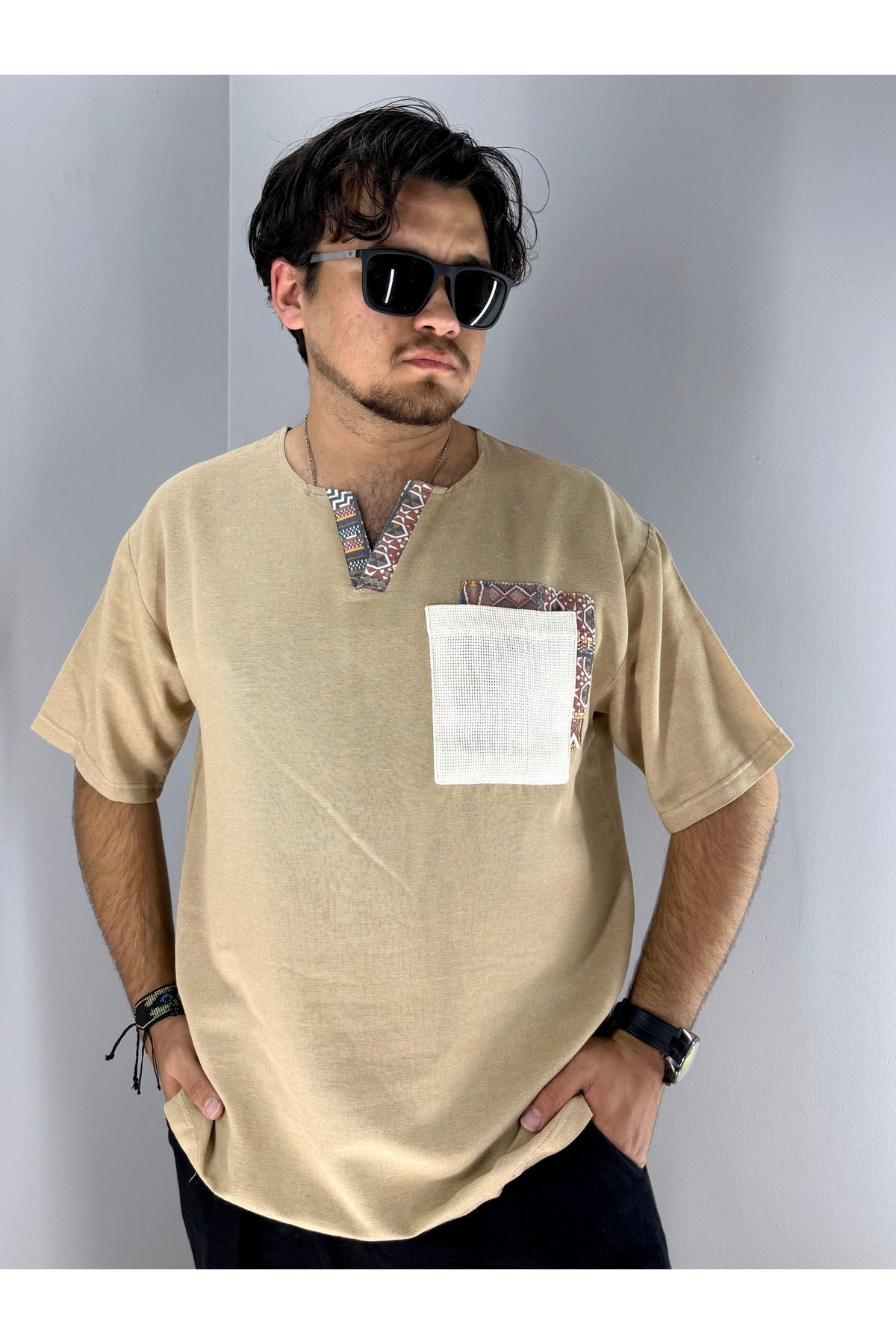 Keten Armut Yaka ve Cep Etnik Desen T-shirt (Sütlü Kahve)