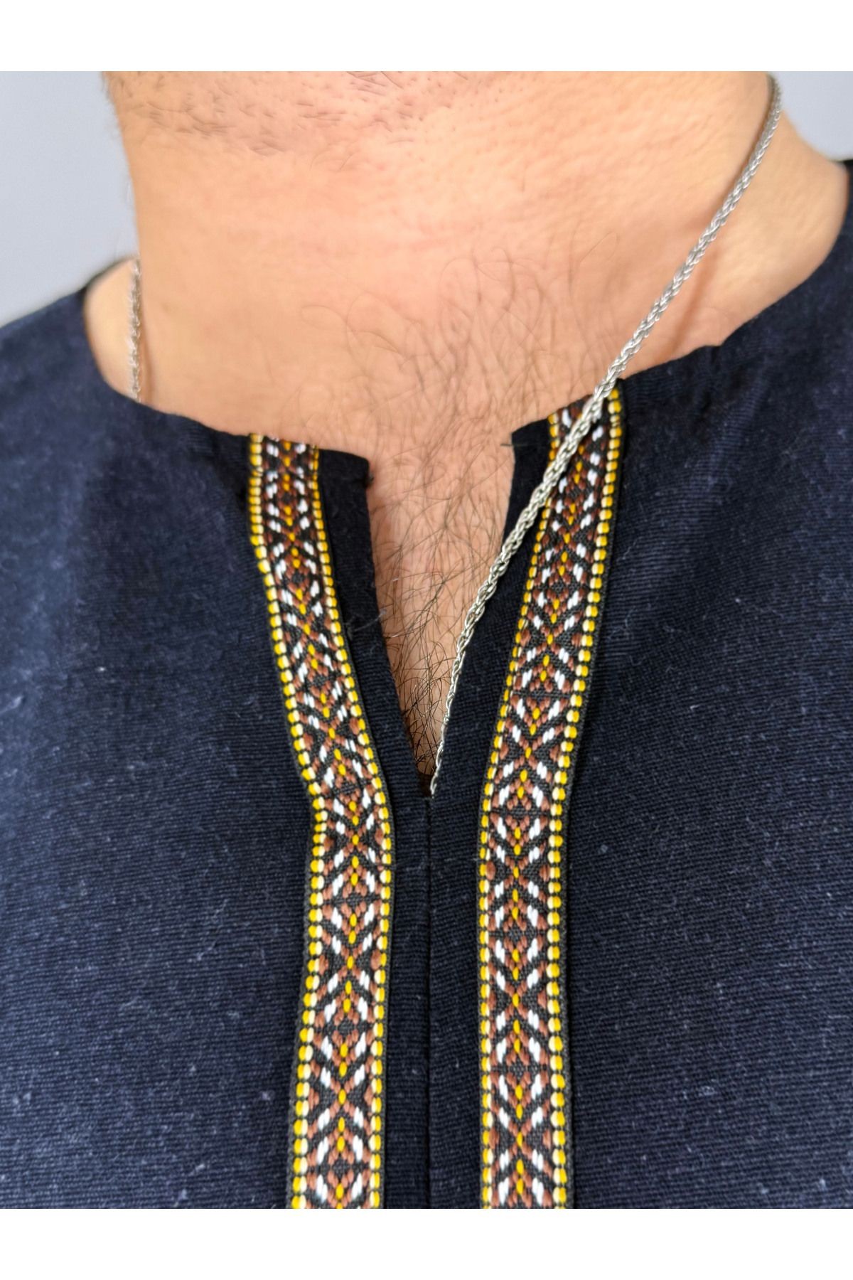 Armut Yaka Pat ve Kol Etnik Detaylı Keten T-Shirt (Siyah)