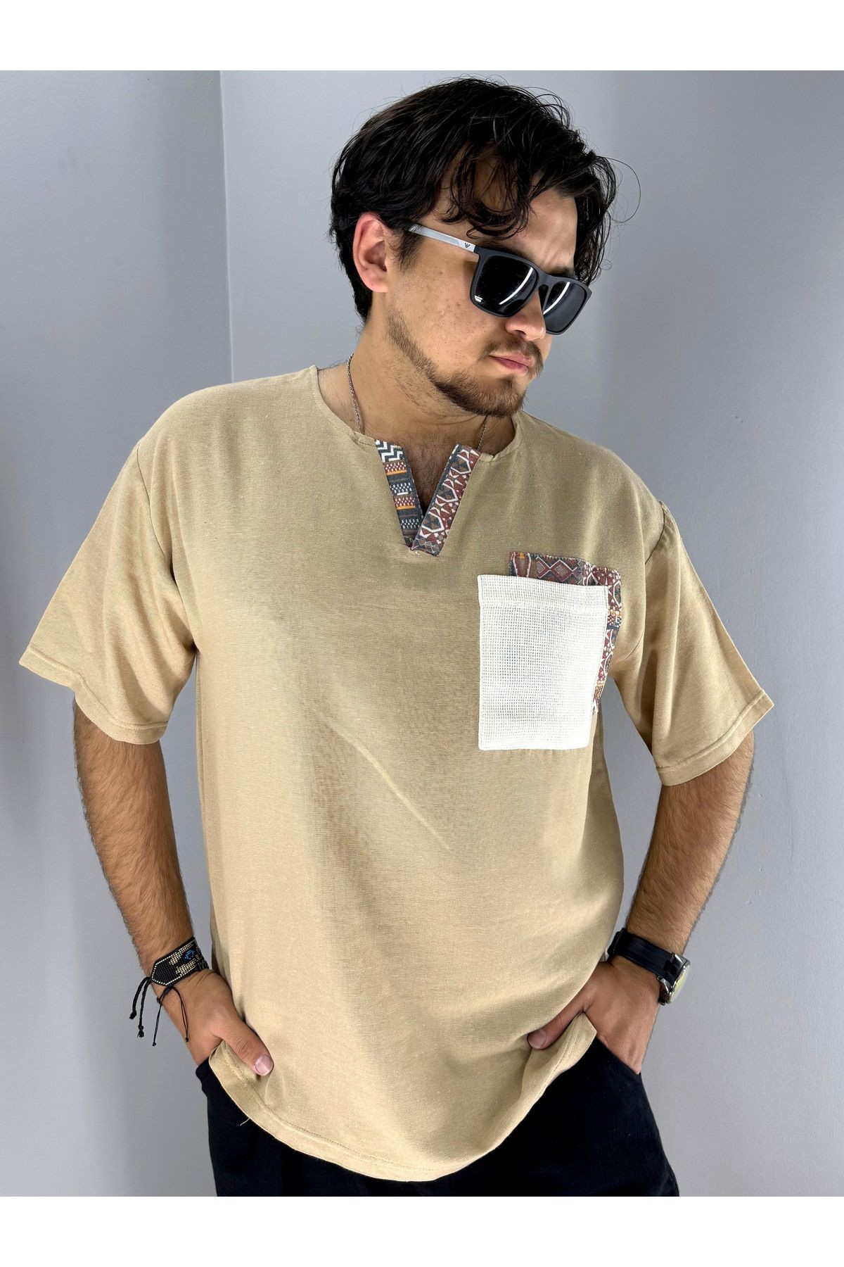 Keten Armut Yaka ve Cep Etnik Desen T-shirt (Sütlü Kahve)