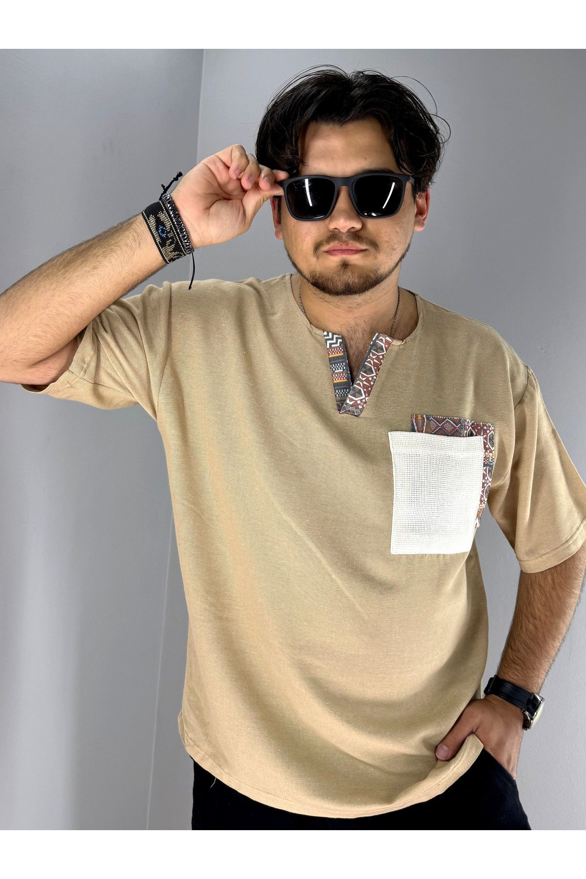Keten Armut Yaka ve Cep Etnik Desen T-shirt (Sütlü Kahve)