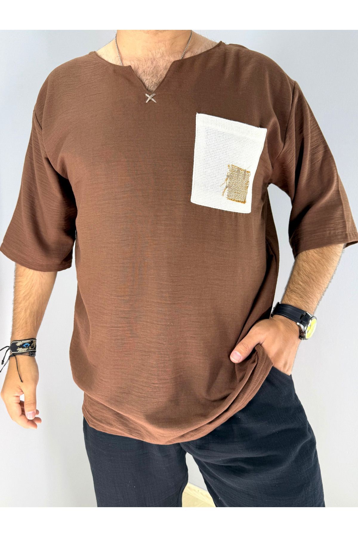 Muslin Armut Yaka ve Cep Etnik Desen T-shirt (Kahve)