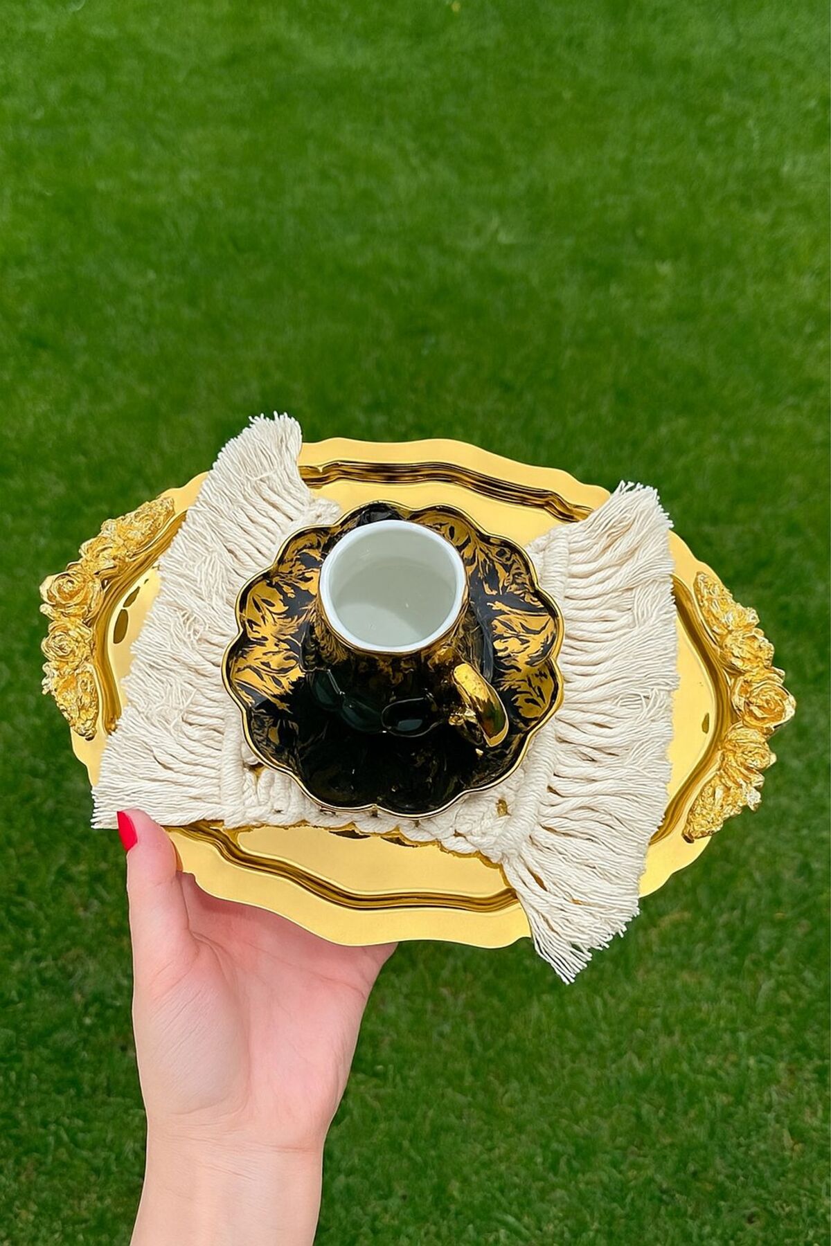 Gold Renk Çiçek Aksesuarlı Modern Sunum Tepsisi