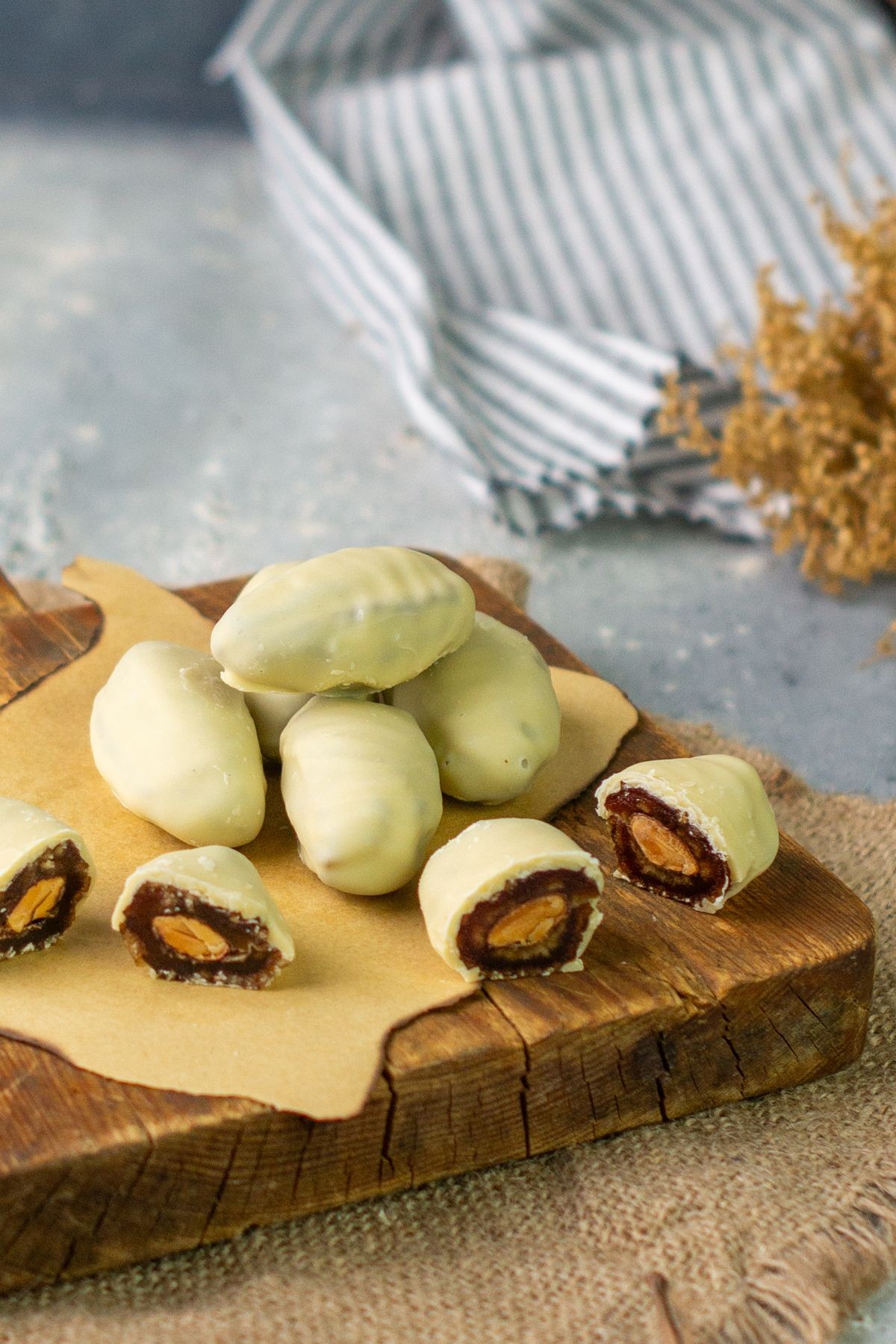ezgikaya kuruyemiş Beyaz Çikolatalı Bademli Hurma 250 gr