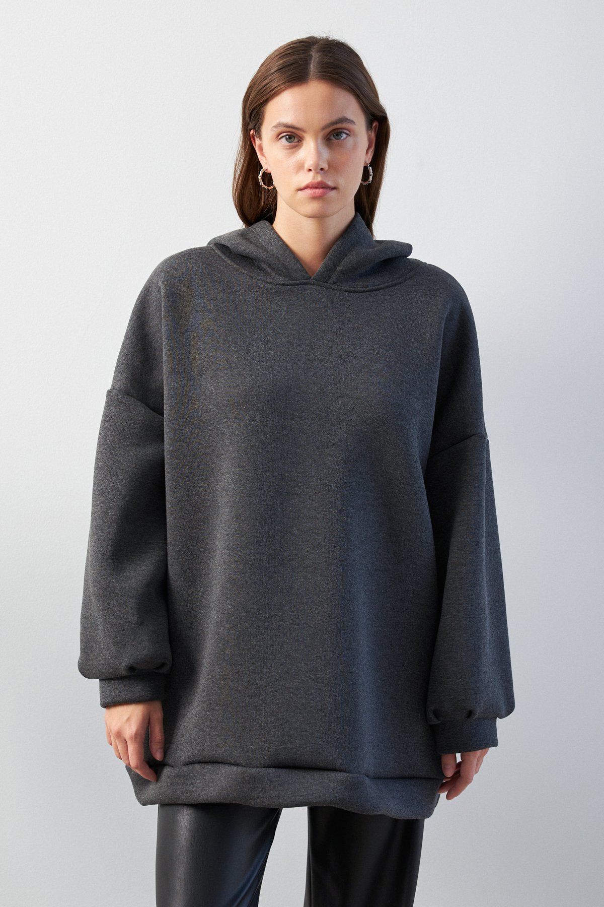 Kadın Antrasit Yumuşak Dokulu Oversize Şardonlu Kapüşonlu Sweatshirt