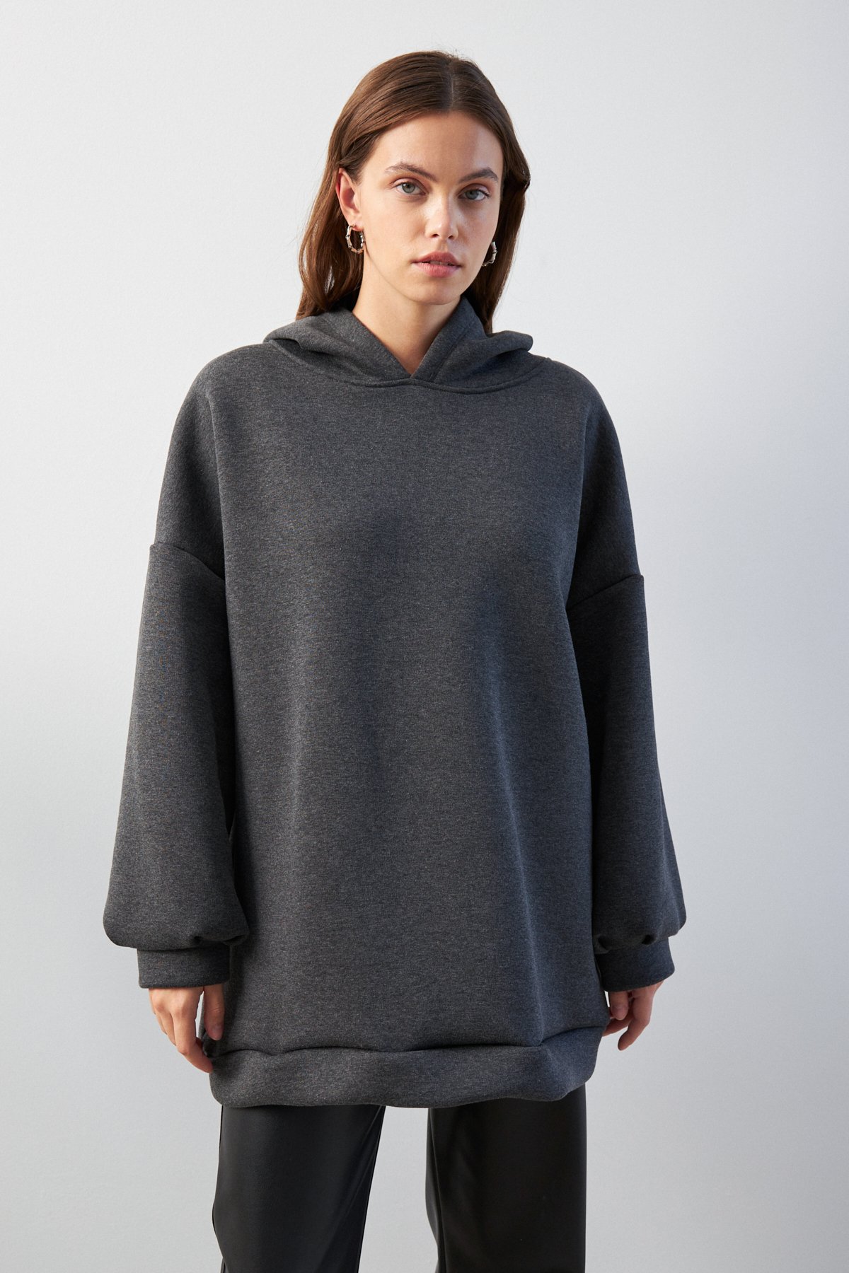 Kadın Antrasit Yumuşak Dokulu Oversize Şardonlu Kapüşonlu Sweatshirt