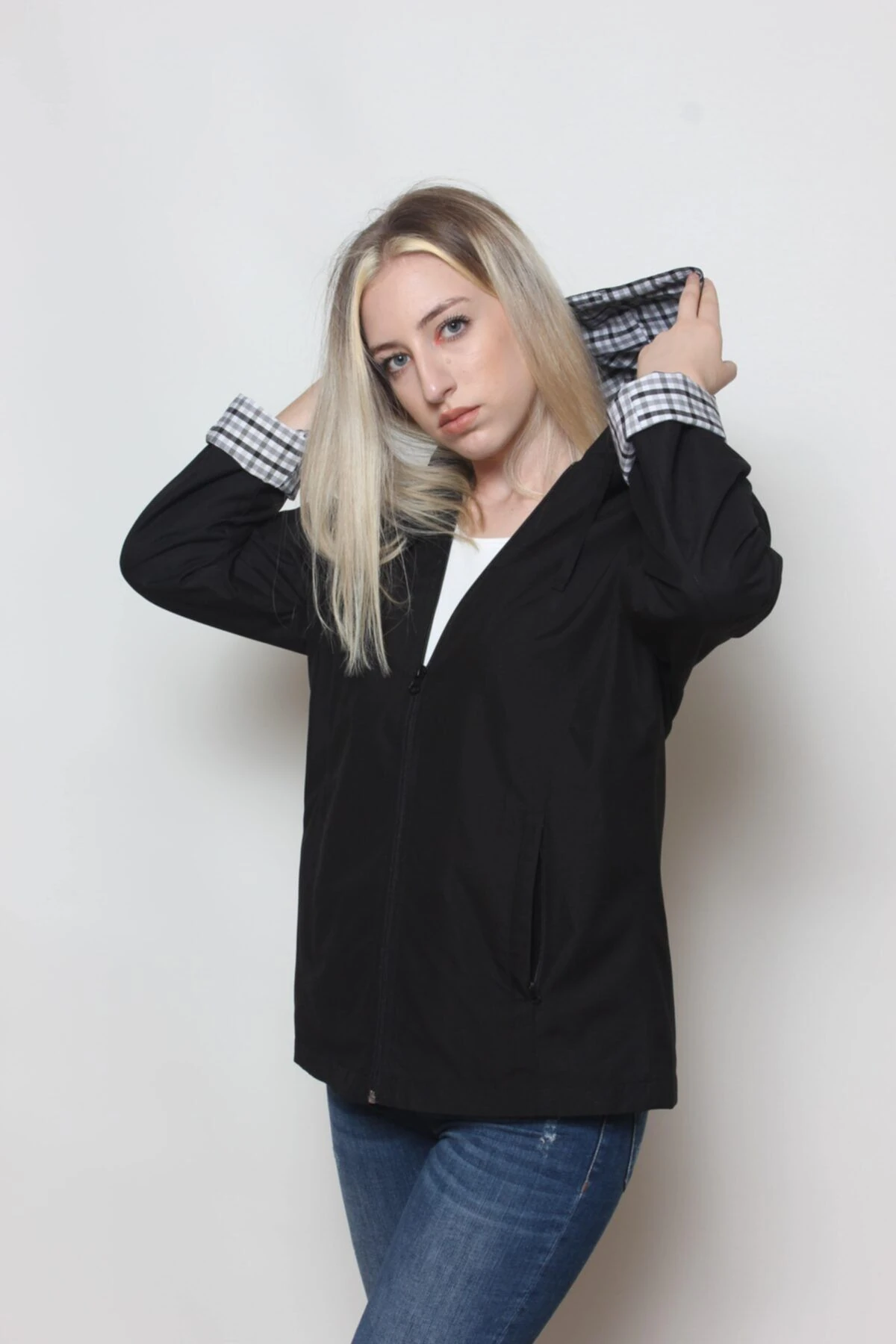 Kadın Siyah  Kapüşonlu Yağmurluk Rüzgarlık