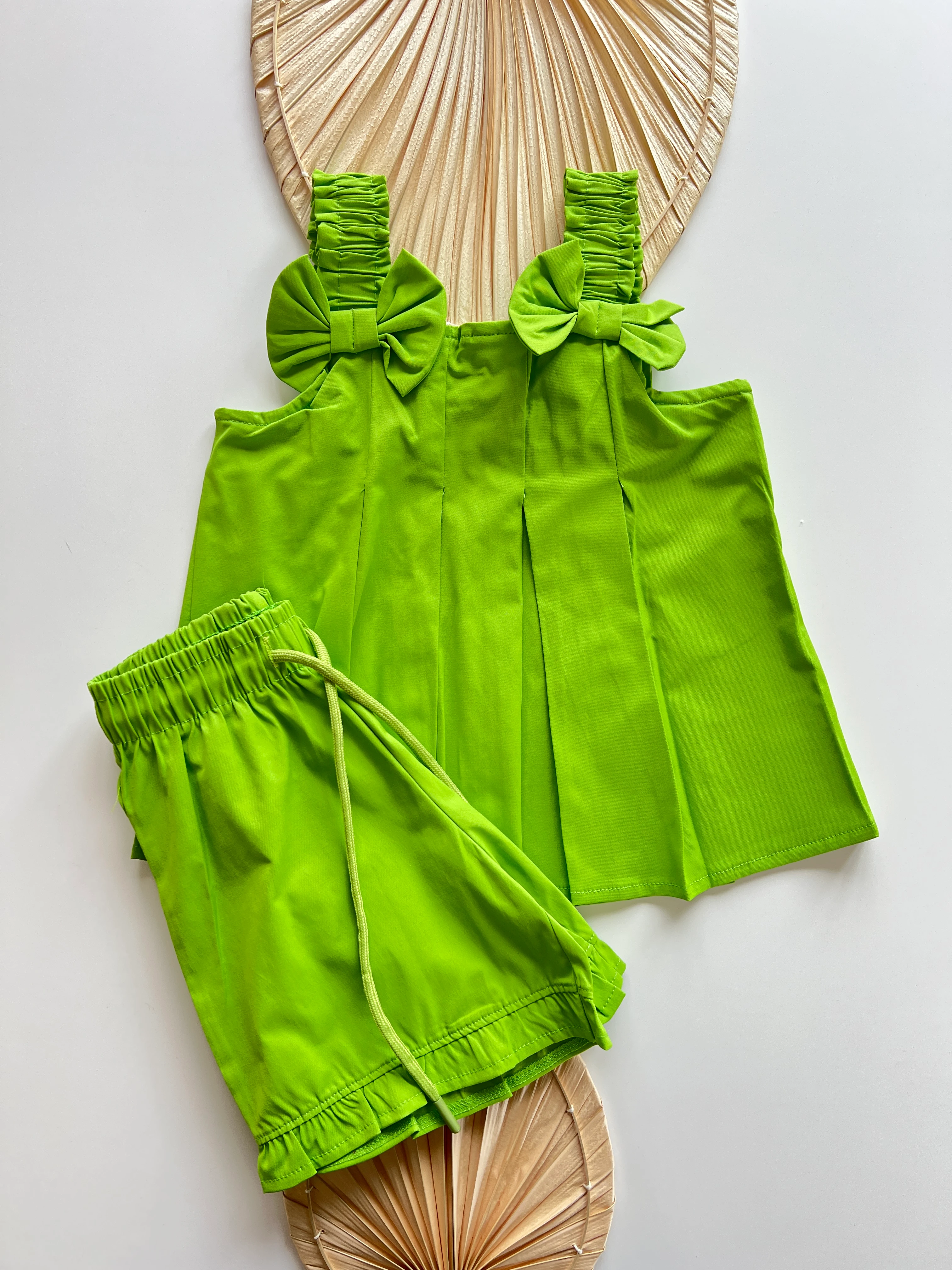 Yakası Fiyonklu Şortlu Takım 