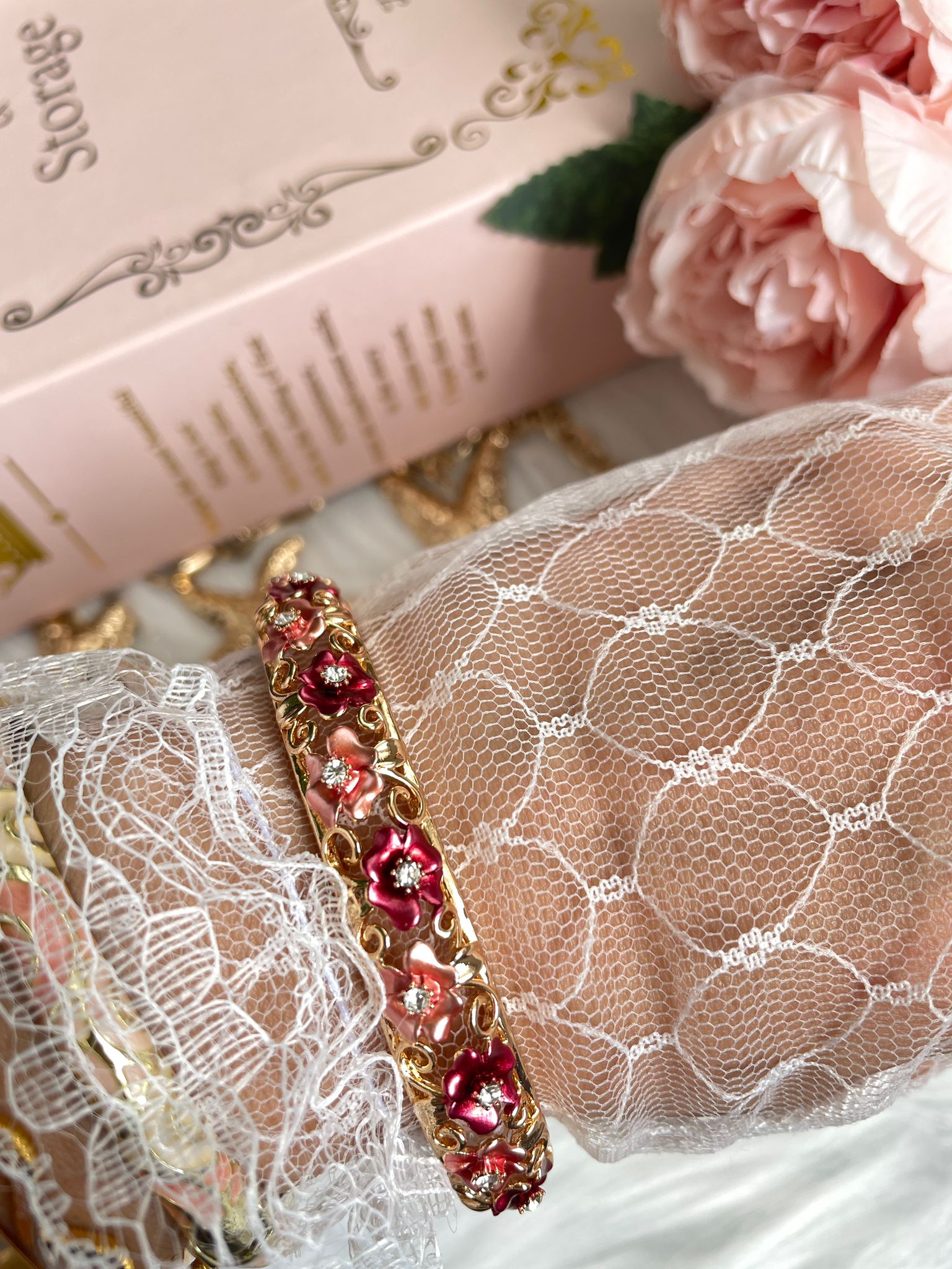 Red Flowers Saten Mineli Bilezik