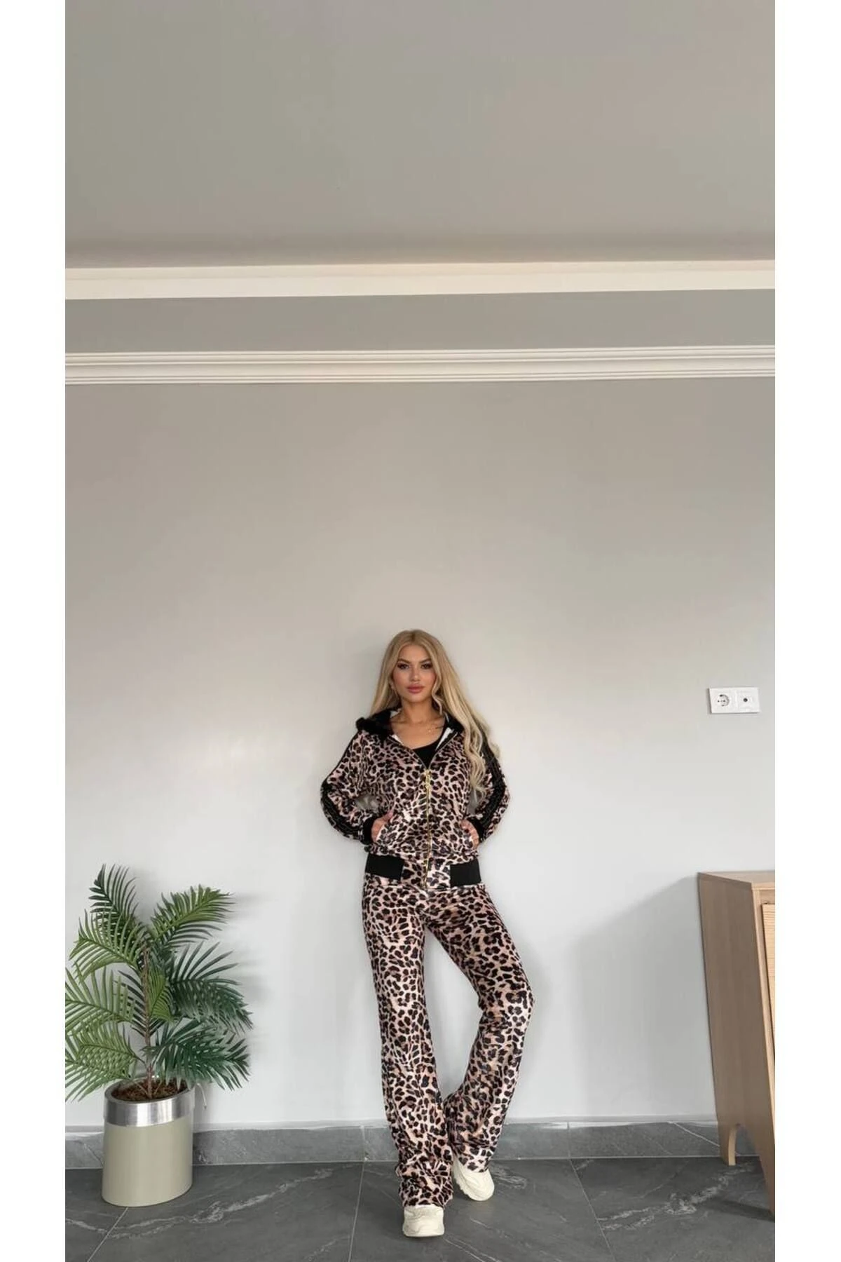 Kadın Esnek Likralı Taş Detaylı Kadife İthal Leo Takım