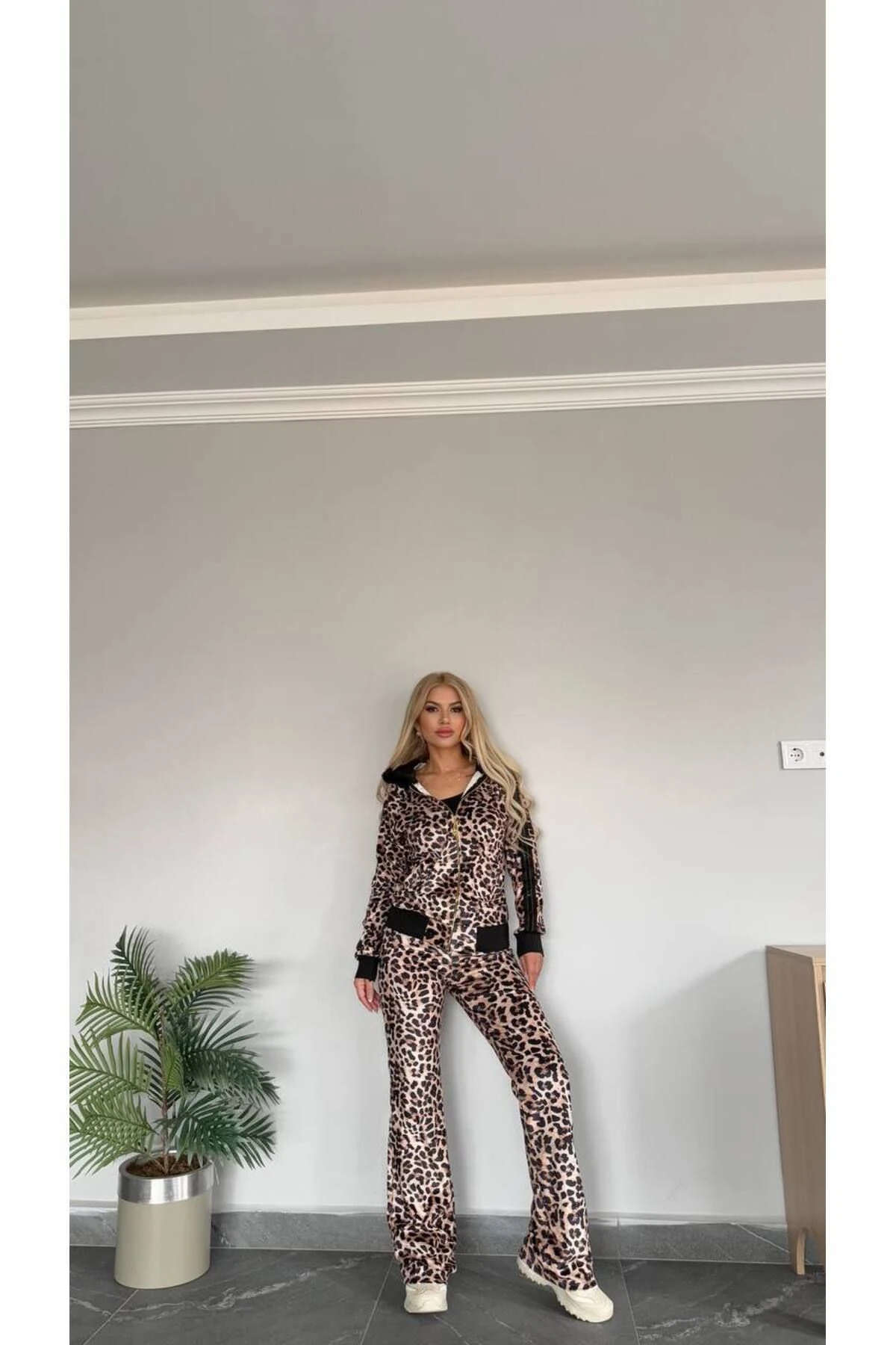 Kadın Esnek Likralı Taş Detaylı Kadife İthal Leo Takım