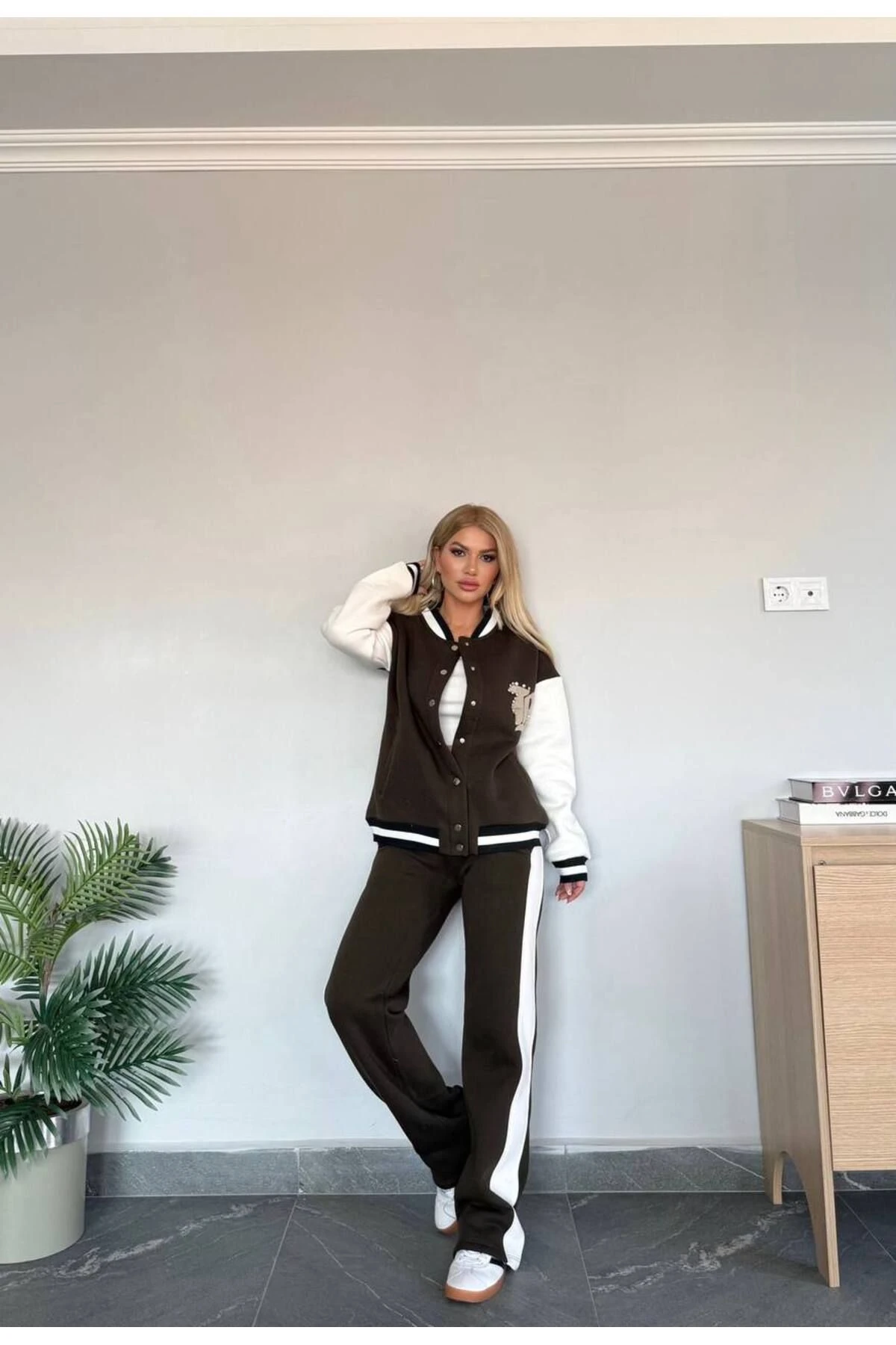 Kadın Üst Kısmı Kolej Ceket Tarzı Alt Kısmı Beyaz Şeritli Eşofman Takım