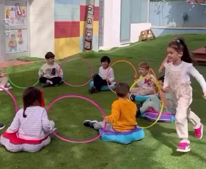 Oyun sırasında çocuğu mutlu edecek, rahat kalıplı giysileri seçin.