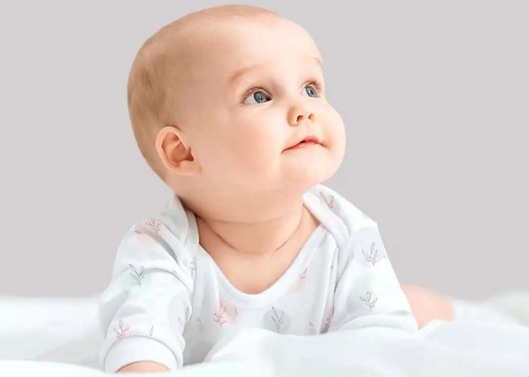 Ozmoz Clean&Safe organik body içinde mutlu, huzurlu bir bebek.