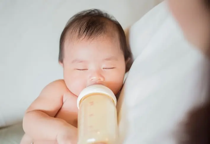 Bebeği açılı beslemek daha iyidir.