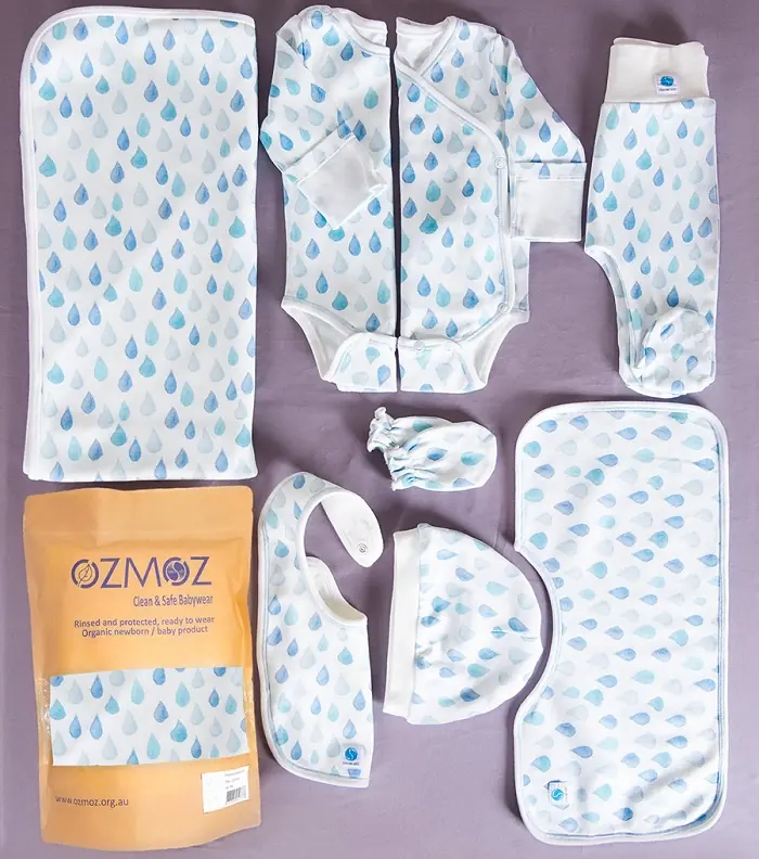 Bir hastane çıkış giysi seti. Doğumda ihtiyaç duyacağınız tüm ürünler içinde.