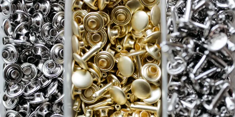 Metal çıtçıtlar bebek giysilerinde sıklıkla kullanılır. Bunlar mutlaka