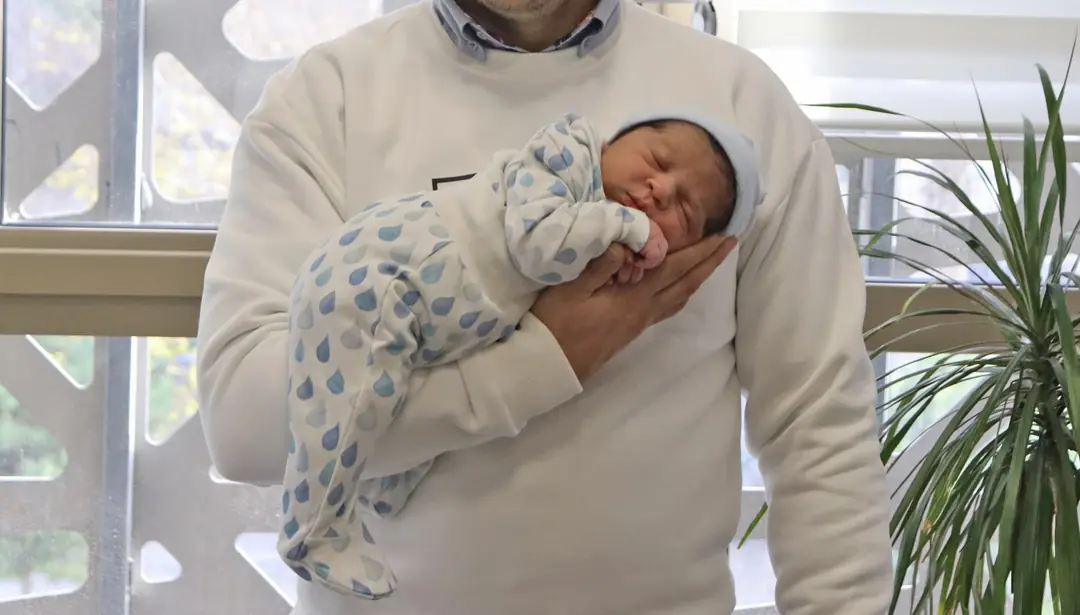 Babasının kucağında bir Clean&Safe bebeği... Yenidoğanlar için anne şefkatiyle üretildi.