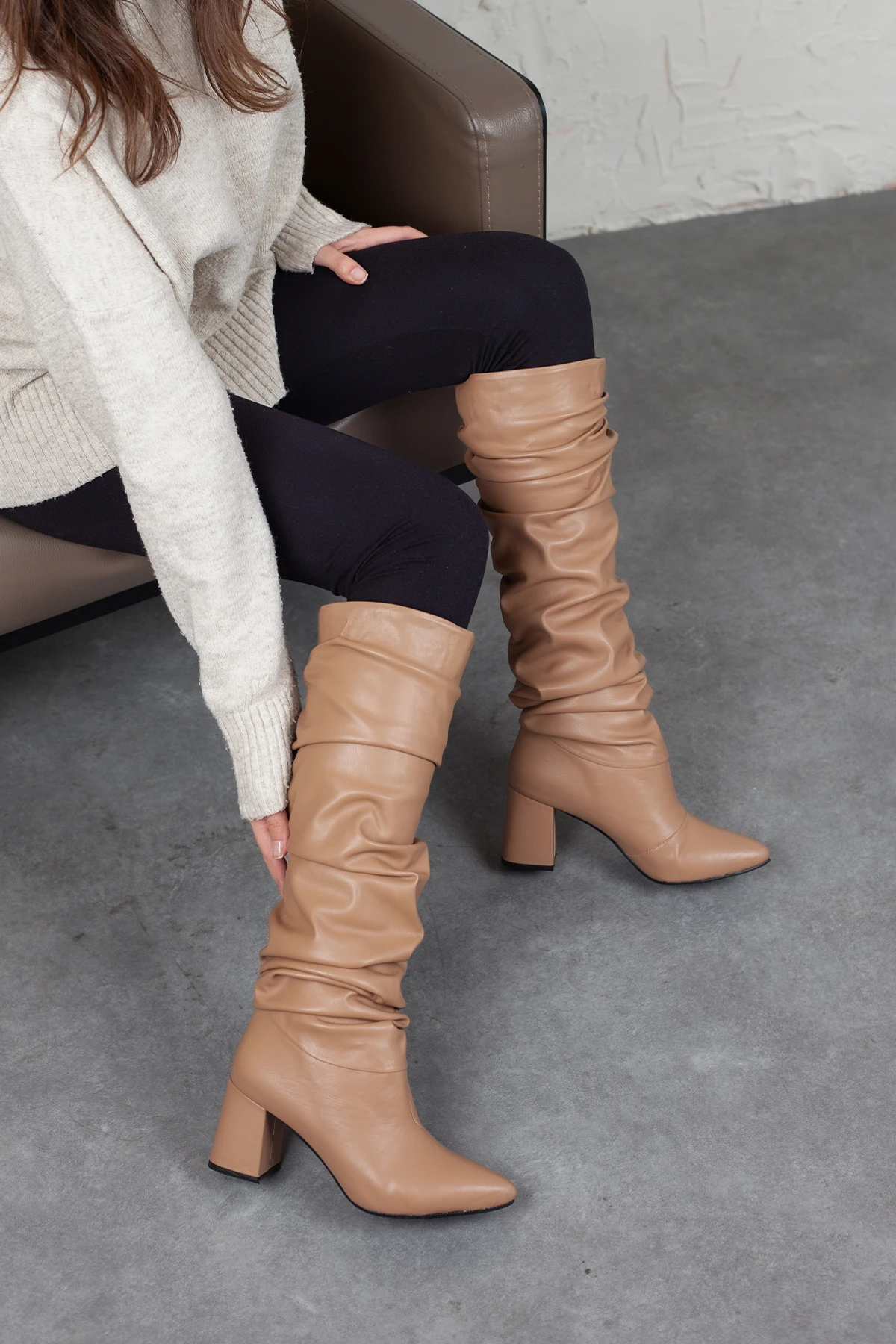Kadın Sivri Burun Topuklu Buruşuk Çizme