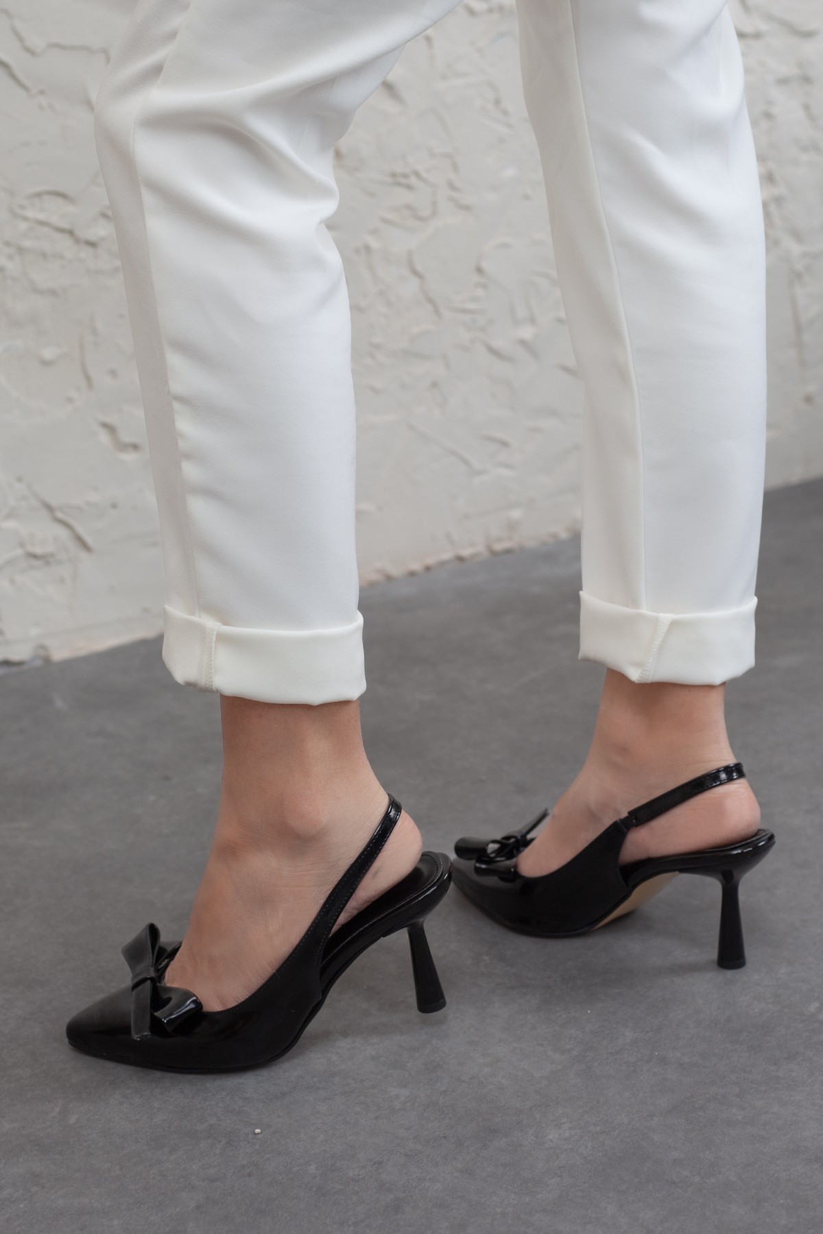 Kadın Fiyonk Detaylı Siyah Rugan Topuklu Ayakkabı