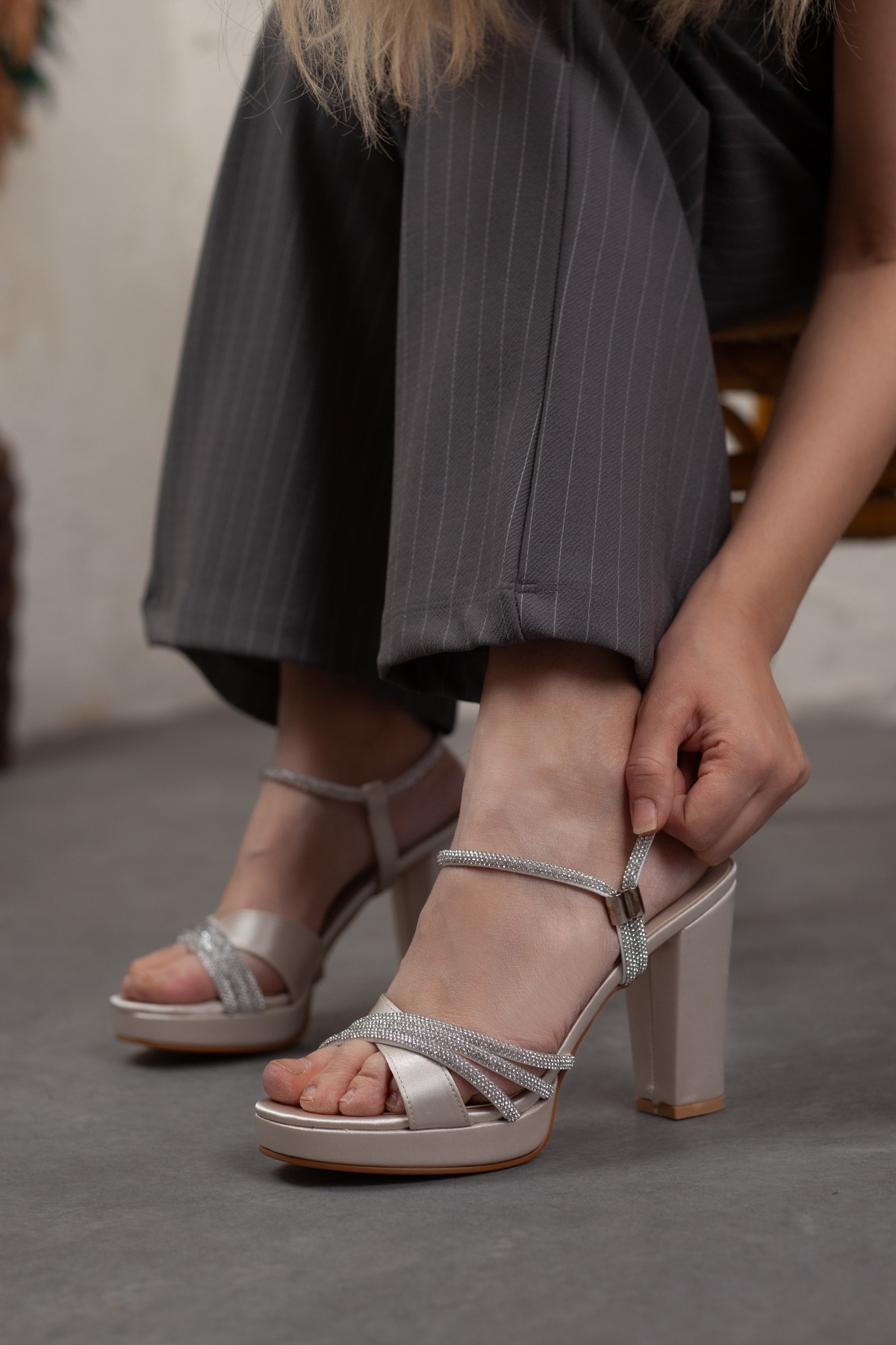 Kadın Çapraz Kemerli Bilekten Geçirmeli Topuklu Ayakkabı