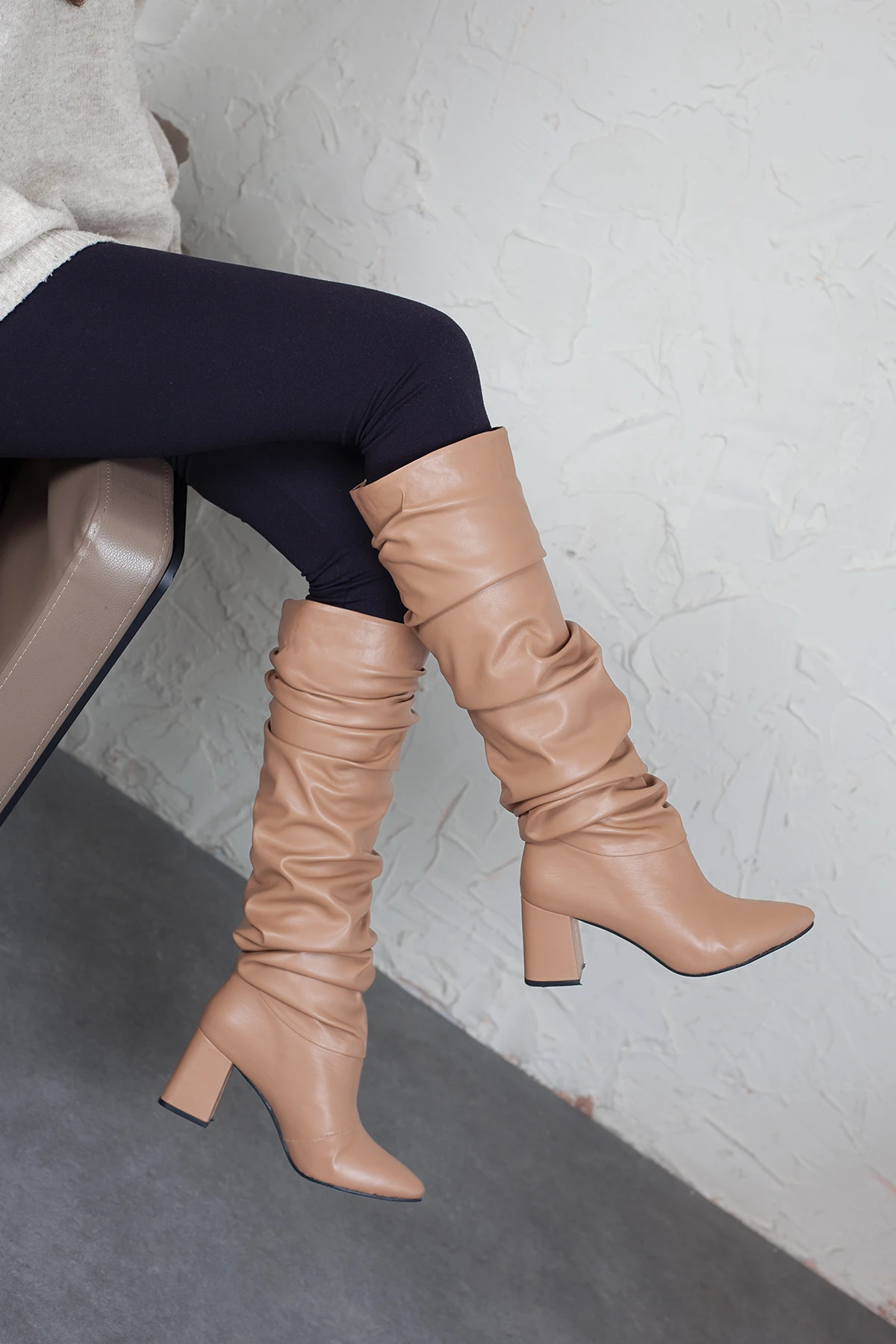 Kadın Sivri Burun Topuklu Buruşuk Çizme