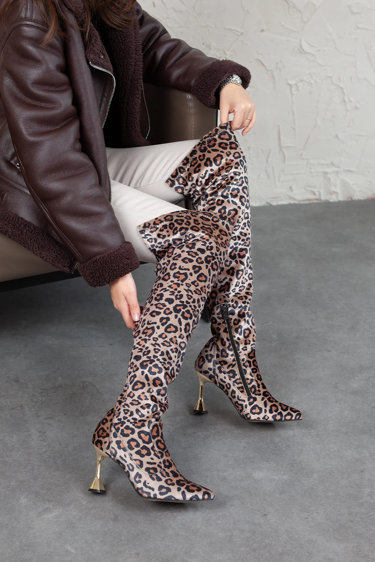 Kadın Sivri Burun Arkası Bağlamalı Yarım Fermuar Altın Topuklu Çizme