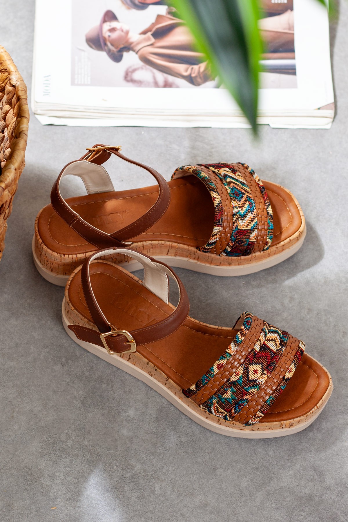 Kadın Kilim Detaylı Dolgu Topuklu Sandalet