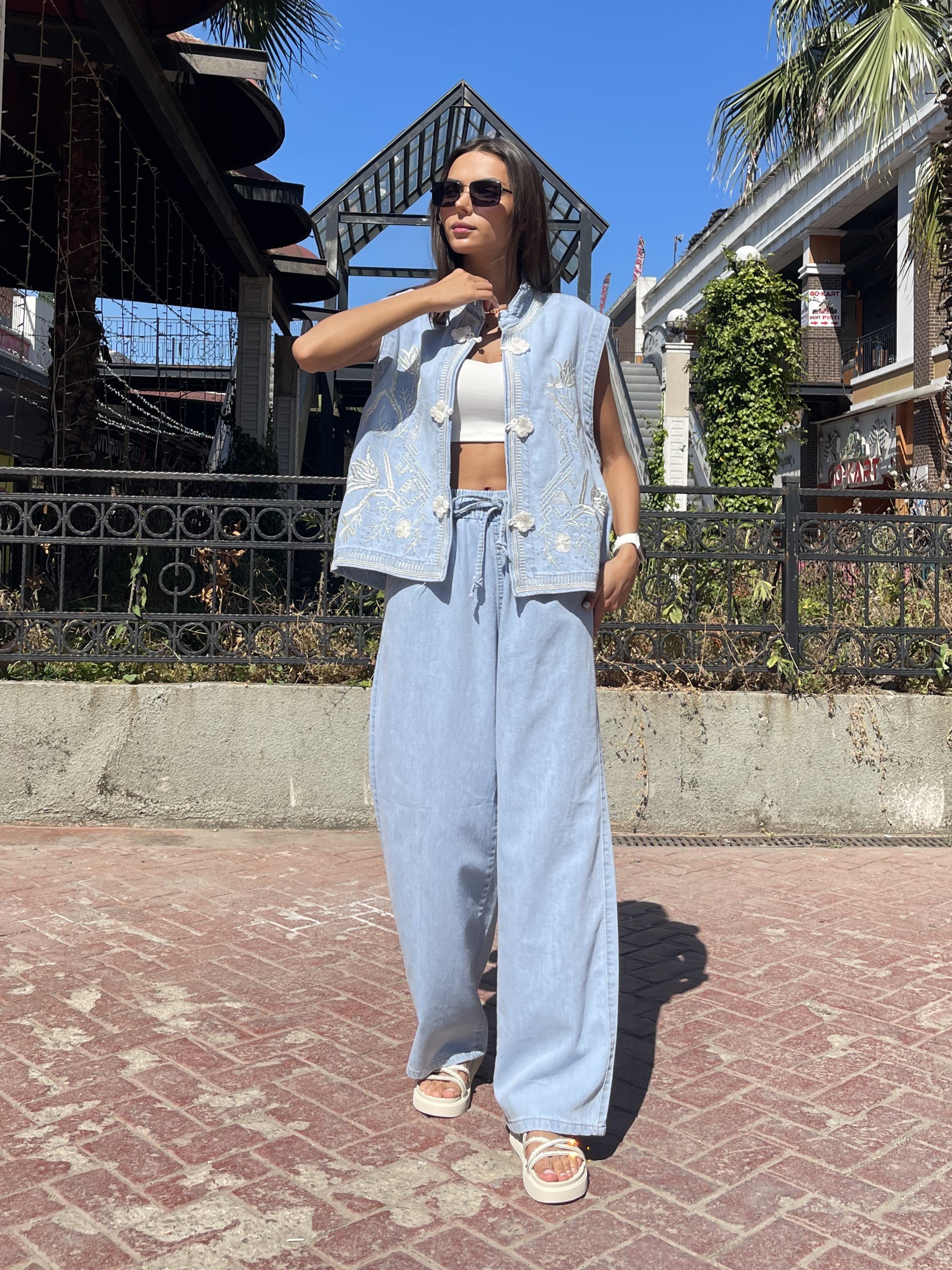 NAKIŞLI YELEKLİ JEAN TAKIM