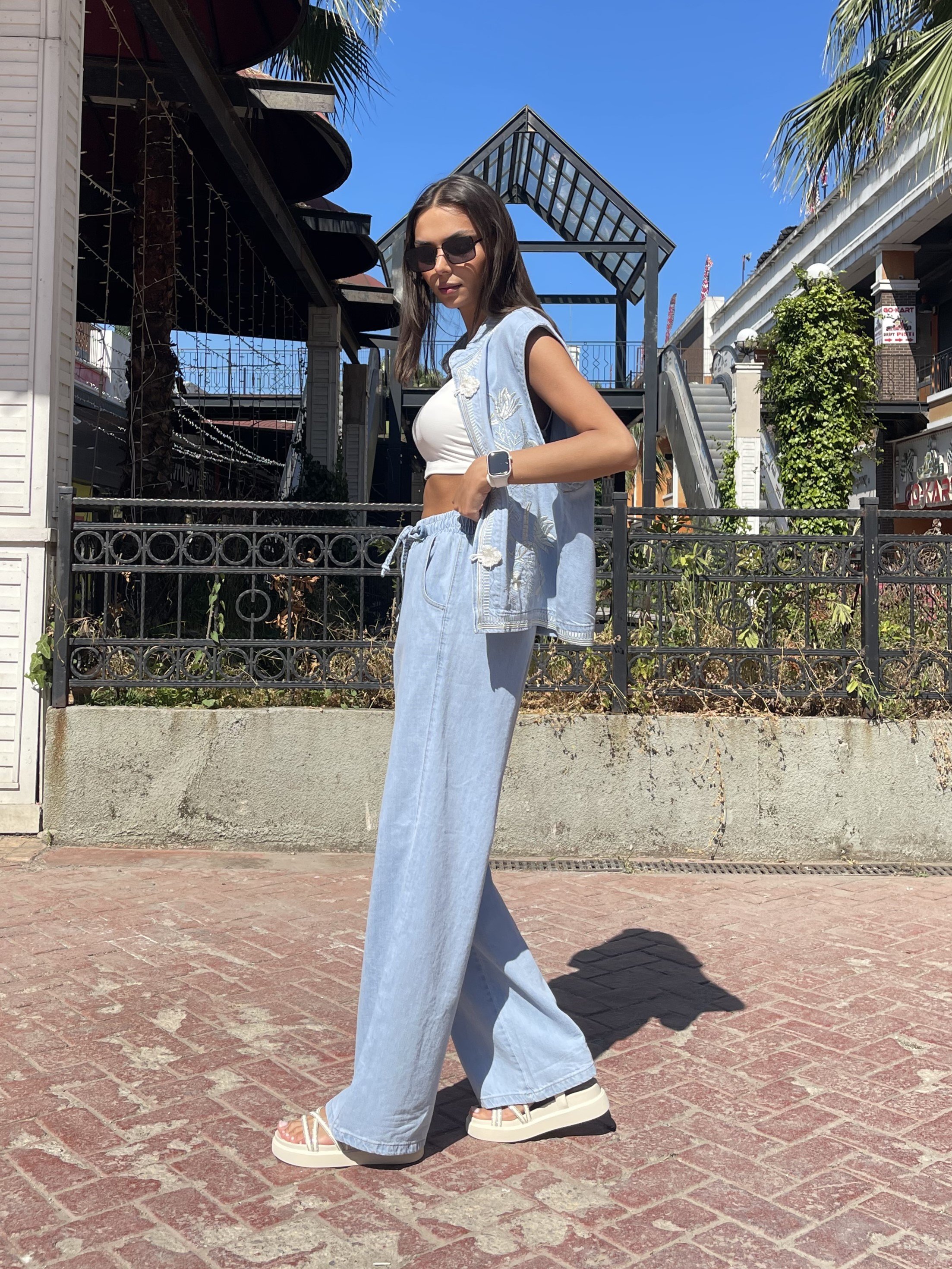 NAKIŞLI YELEKLİ JEAN TAKIM