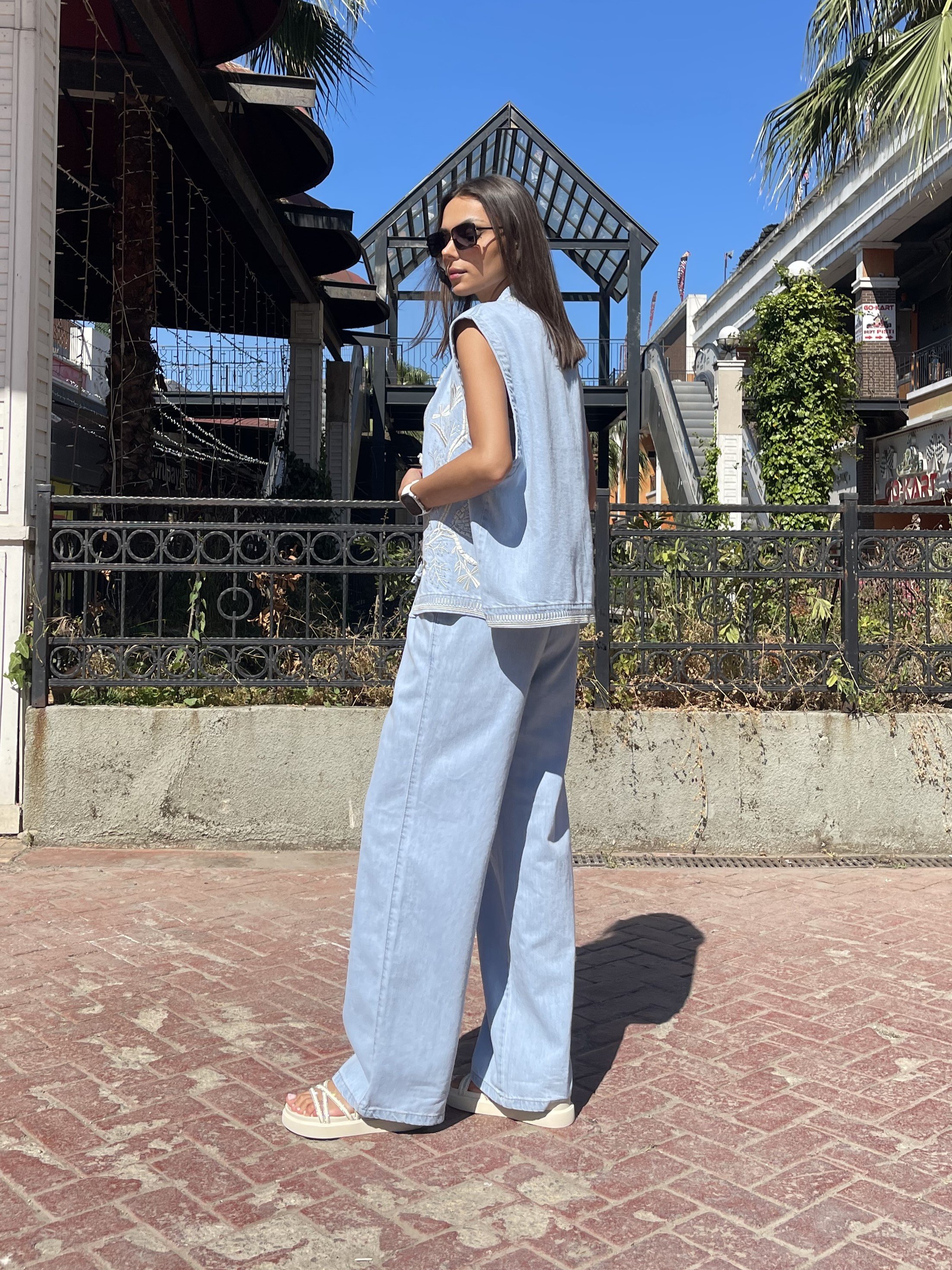 NAKIŞLI YELEKLİ JEAN TAKIM