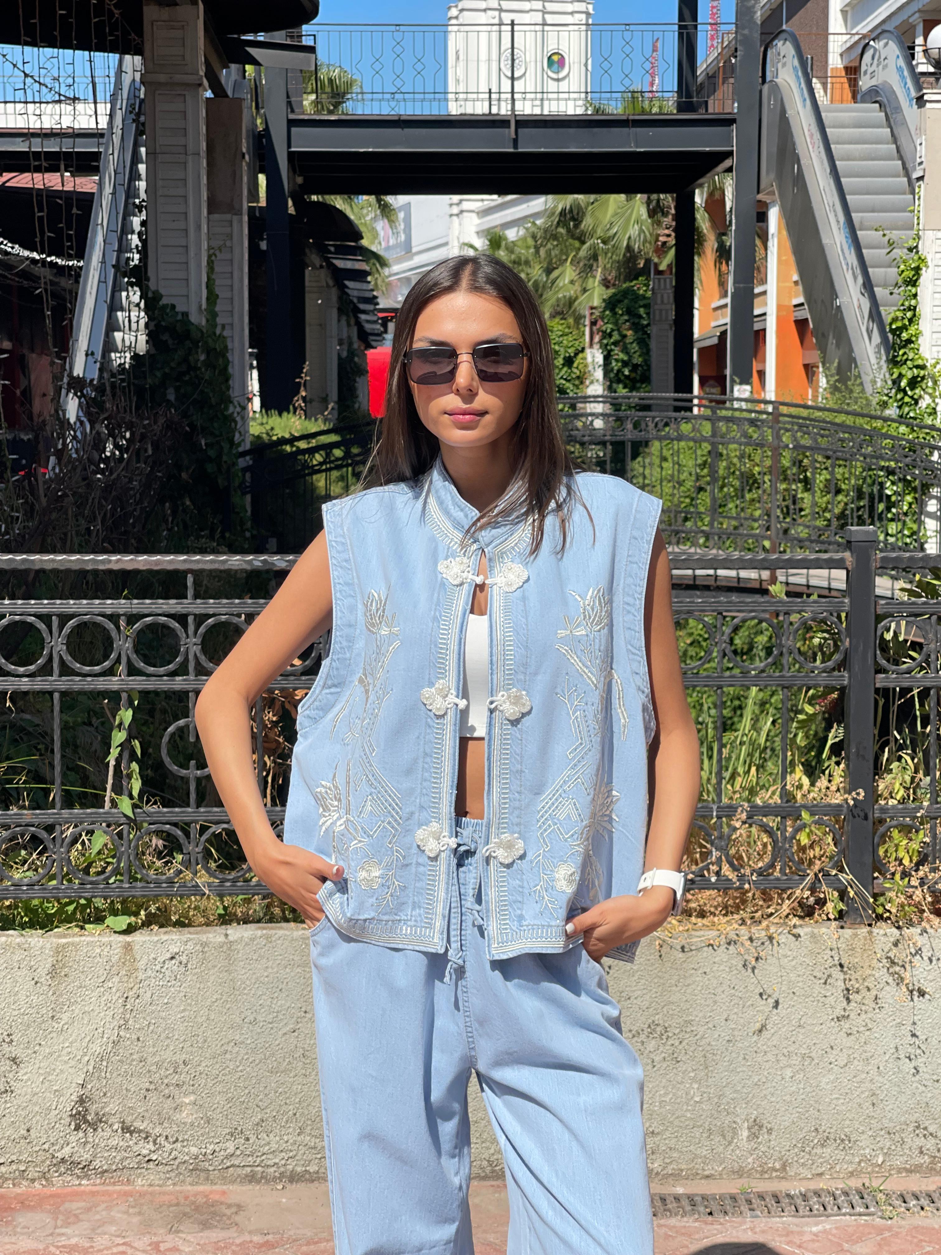 NAKIŞLI YELEKLİ JEAN TAKIM