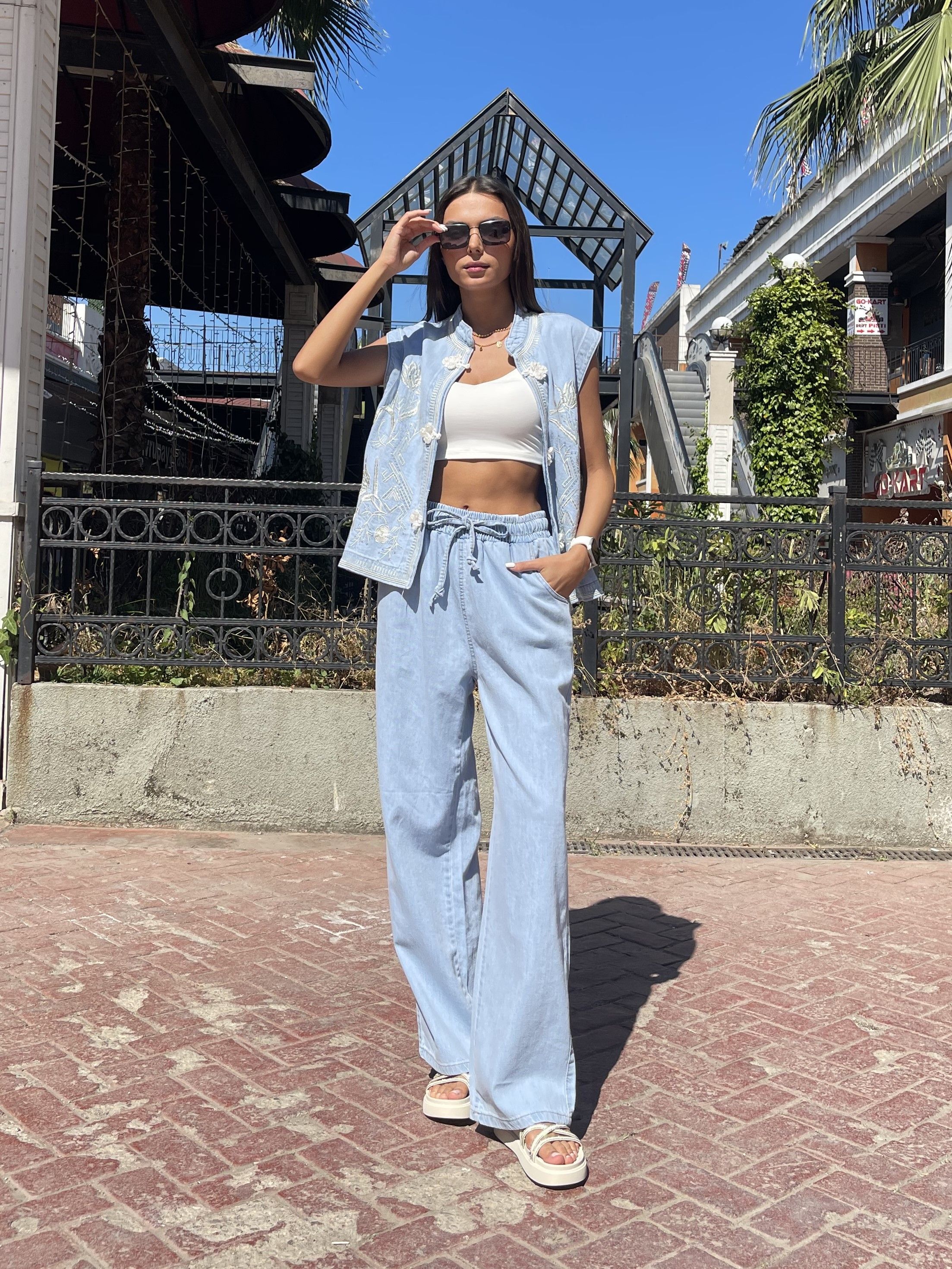 NAKIŞLI YELEKLİ JEAN TAKIM