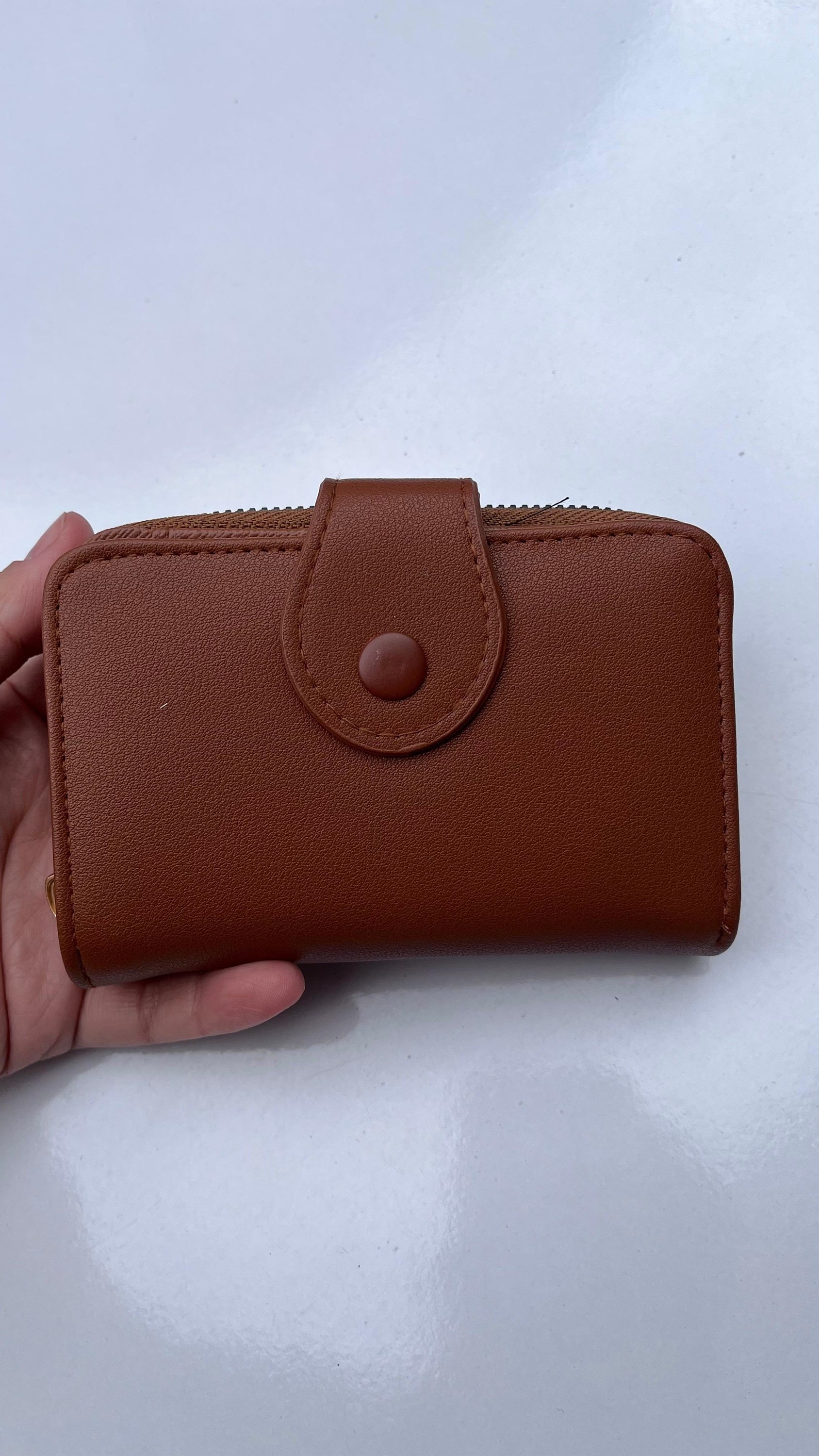 Kartlık Bölmeli Kağıt ve Bozuk Para Bölmeli Fermuarlı ve Çıtçıt Kapamalı Kadın Cüzdan - taba
