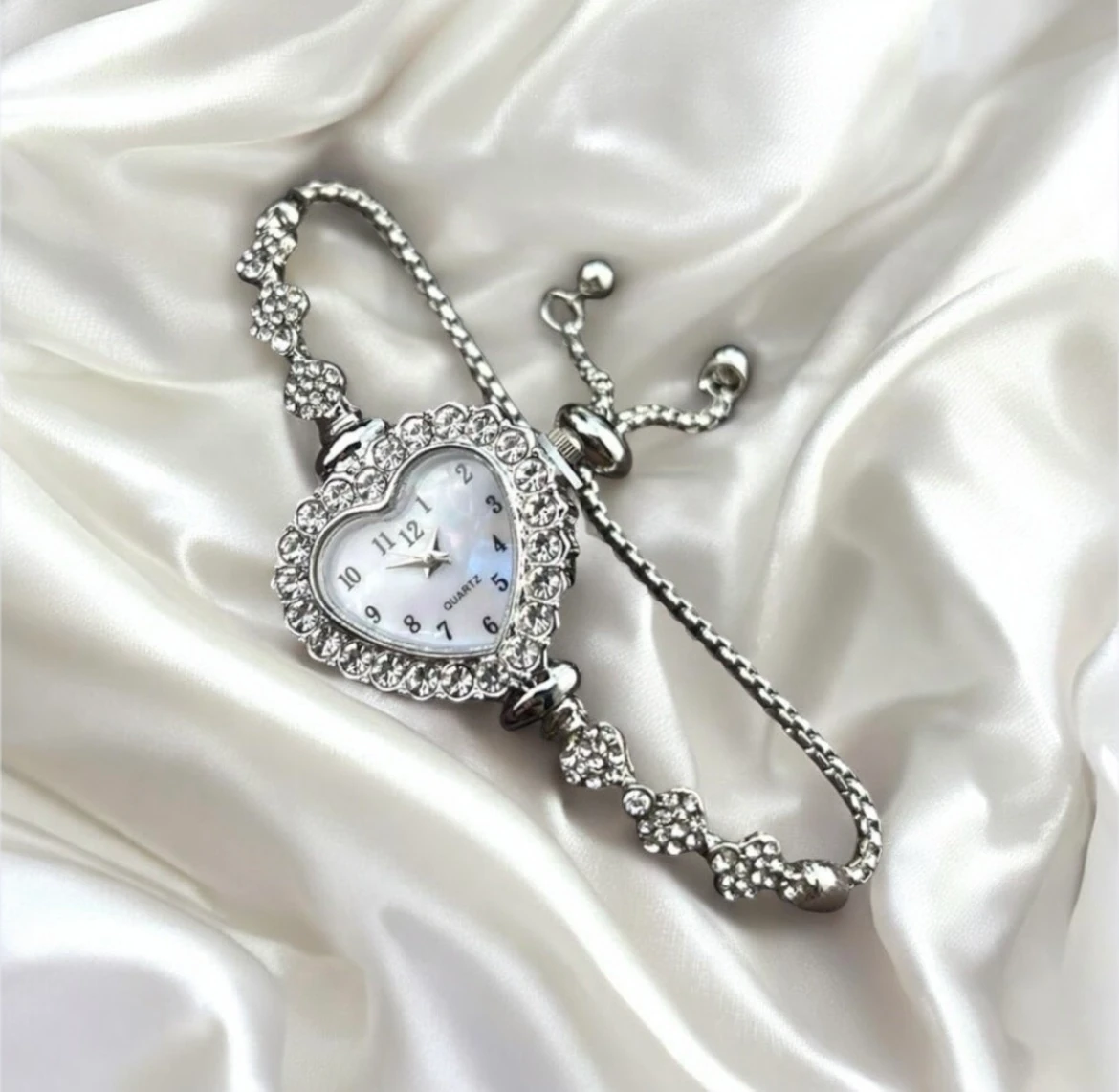 Kalp Parıltılı Saat(Her bileğe göre ayarlanabilir)